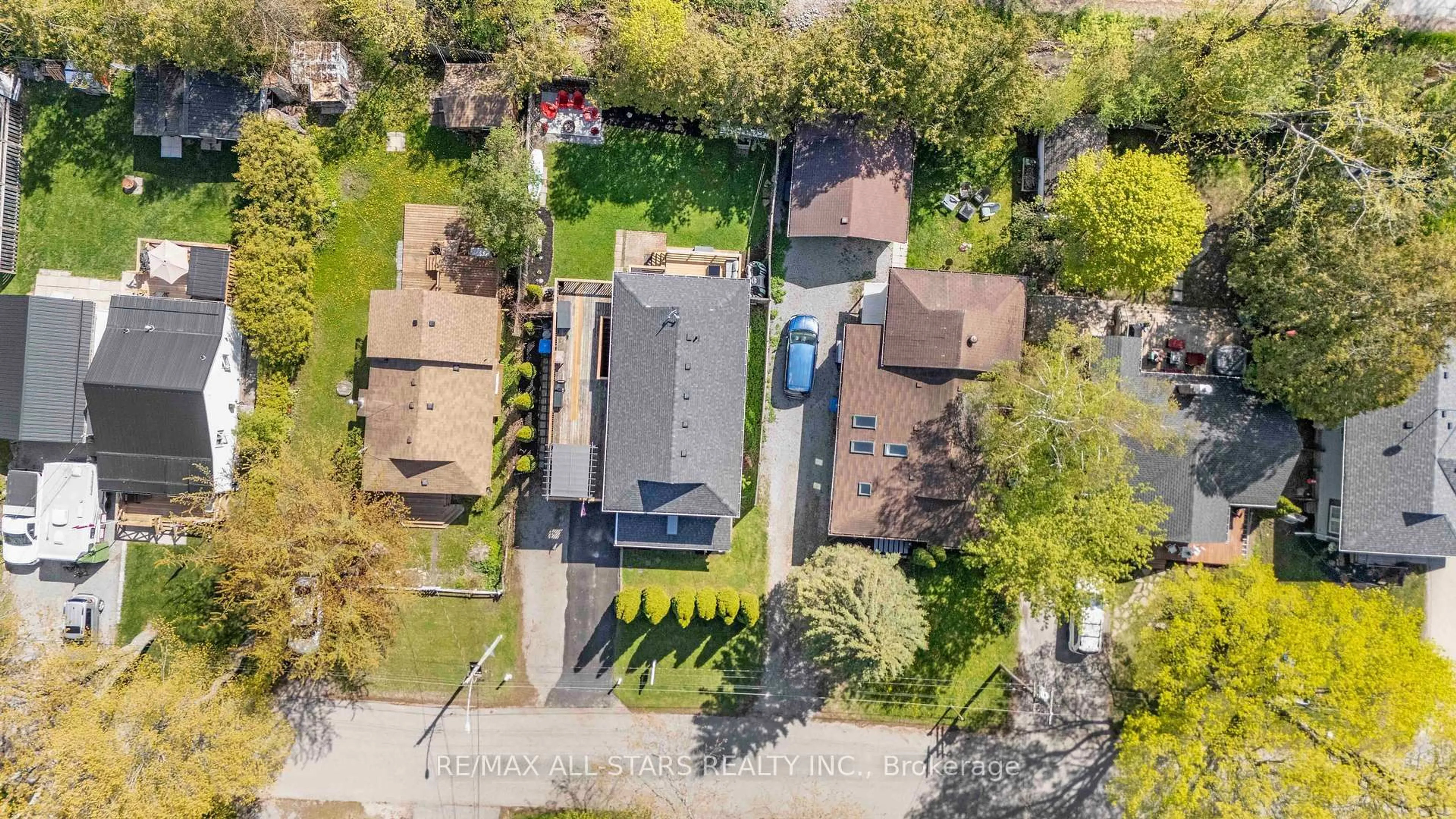 A pic from outside/outdoor area/front of a property/back of a property/a pic from drone, street for 39 Franklin Beach Rd, Georgina Ontario L0E 1L0