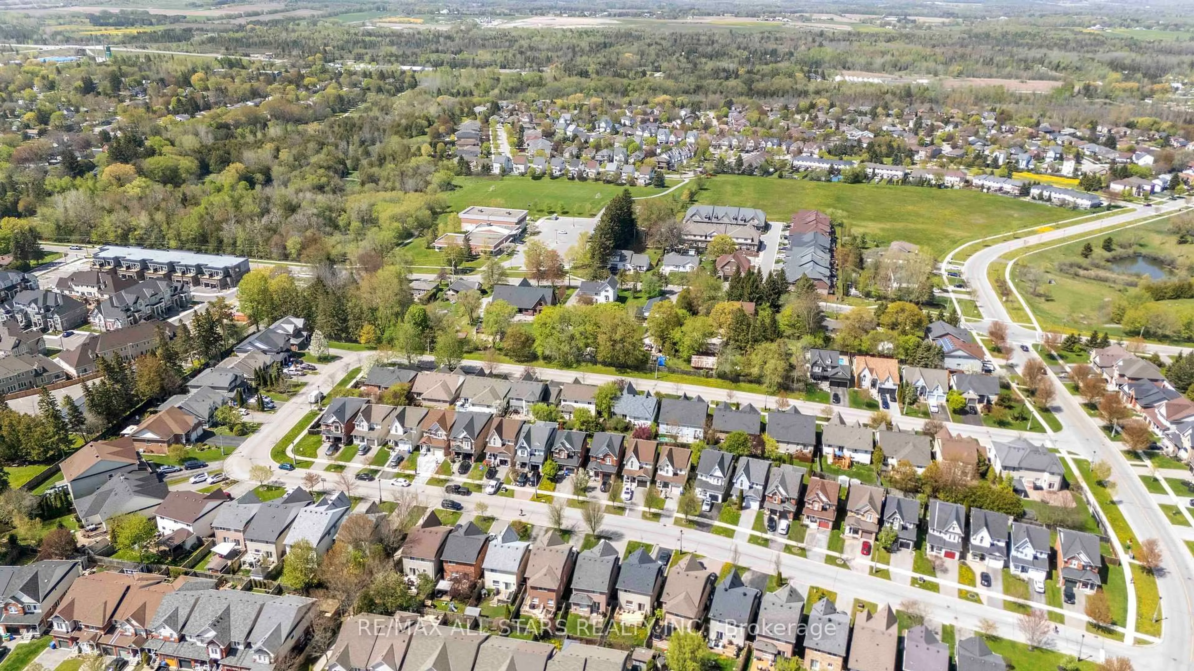 A pic from outside/outdoor area/front of a property/back of a property/a pic from drone, street for 58 Margaret Graham Cres, East Gwillimbury Ontario L0G 1M0