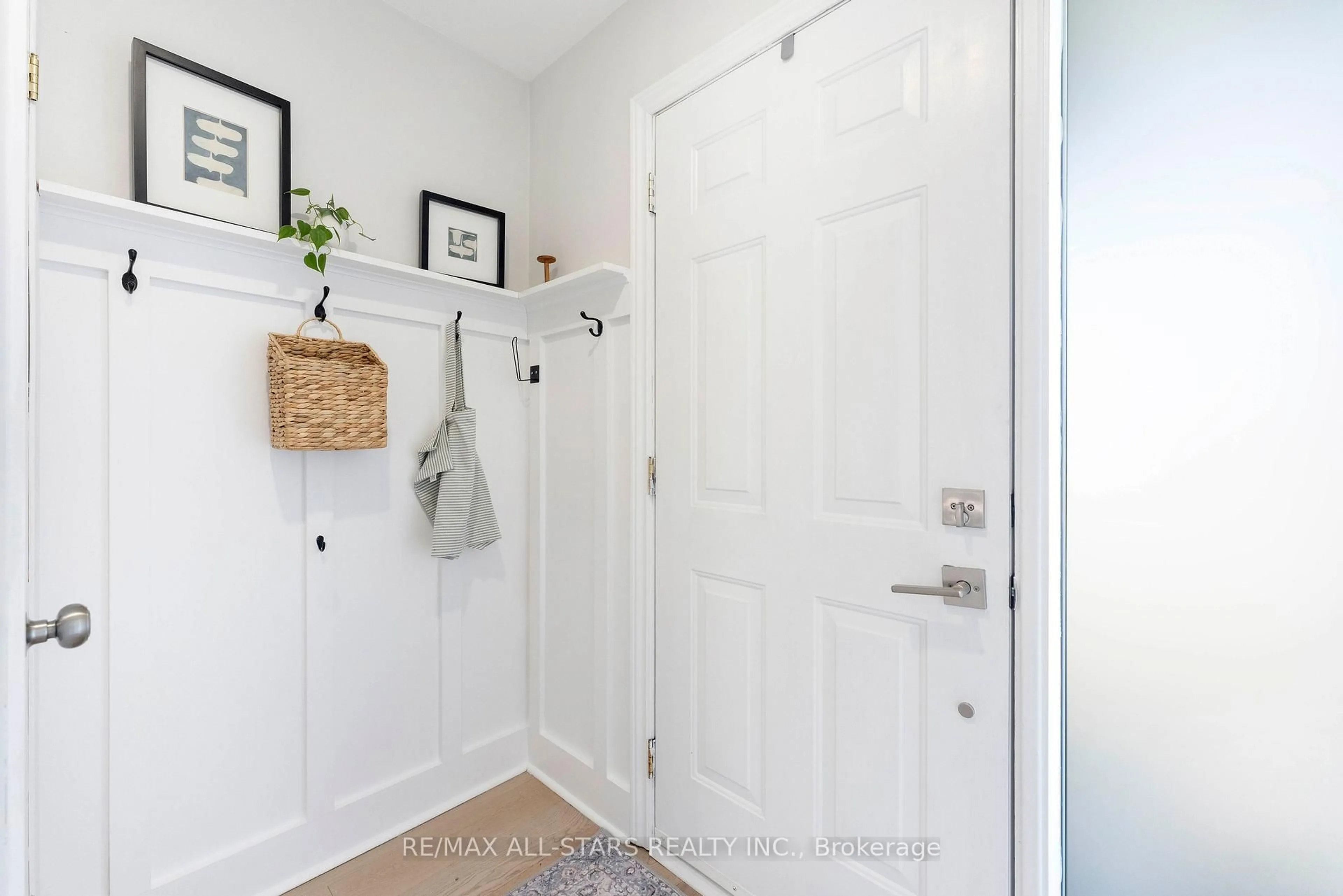 Indoor entryway for 58 Margaret Graham Cres, East Gwillimbury Ontario L0G 1M0