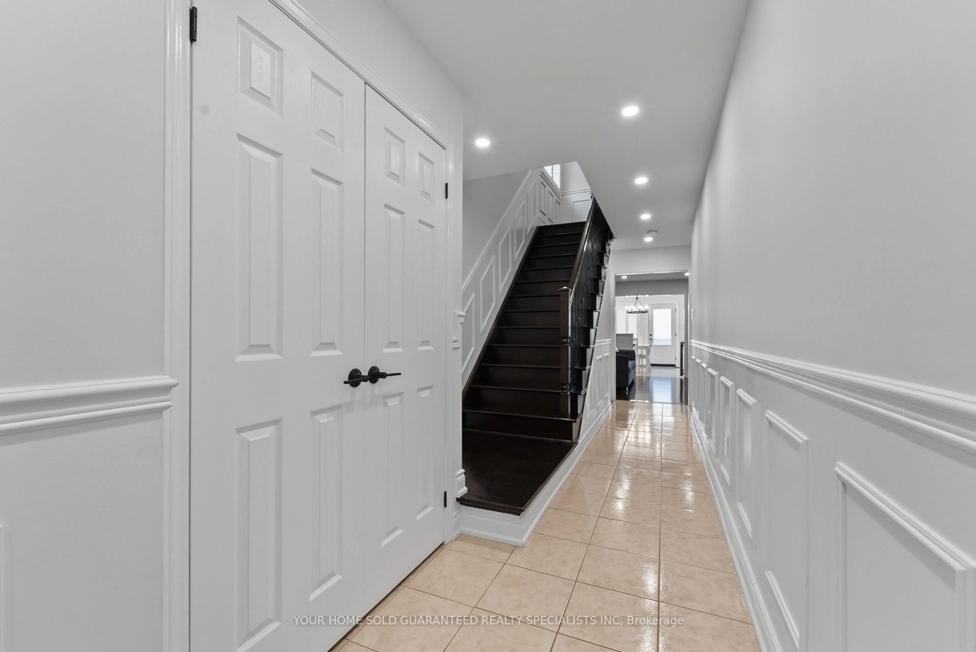 Indoor entryway for 104 Northway Ave, Whitchurch-Stouffville Ontario L4A 0T7