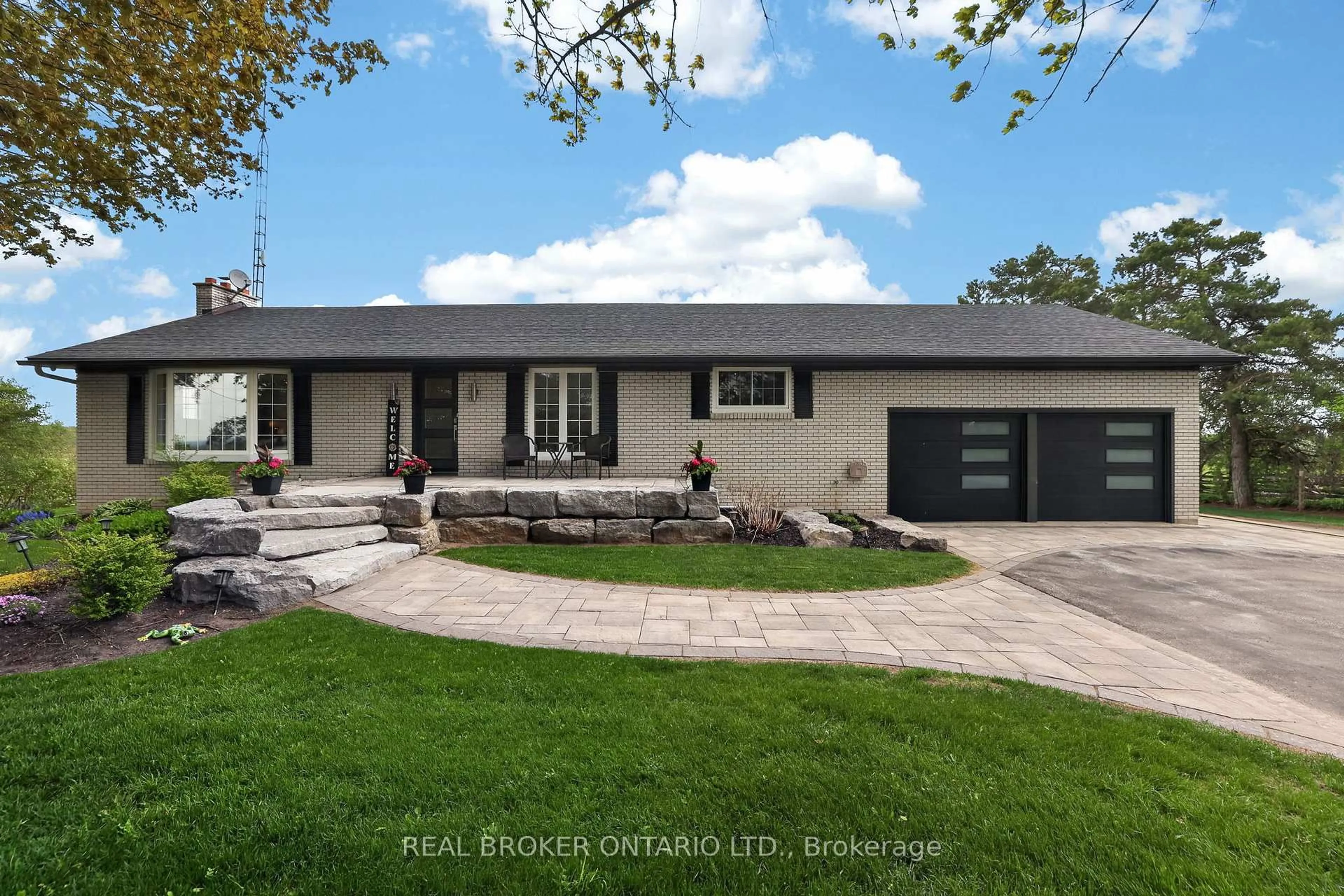 Home with vinyl exterior material, street for 22213 Catering Rd, East Gwillimbury Ontario L0G 1R0