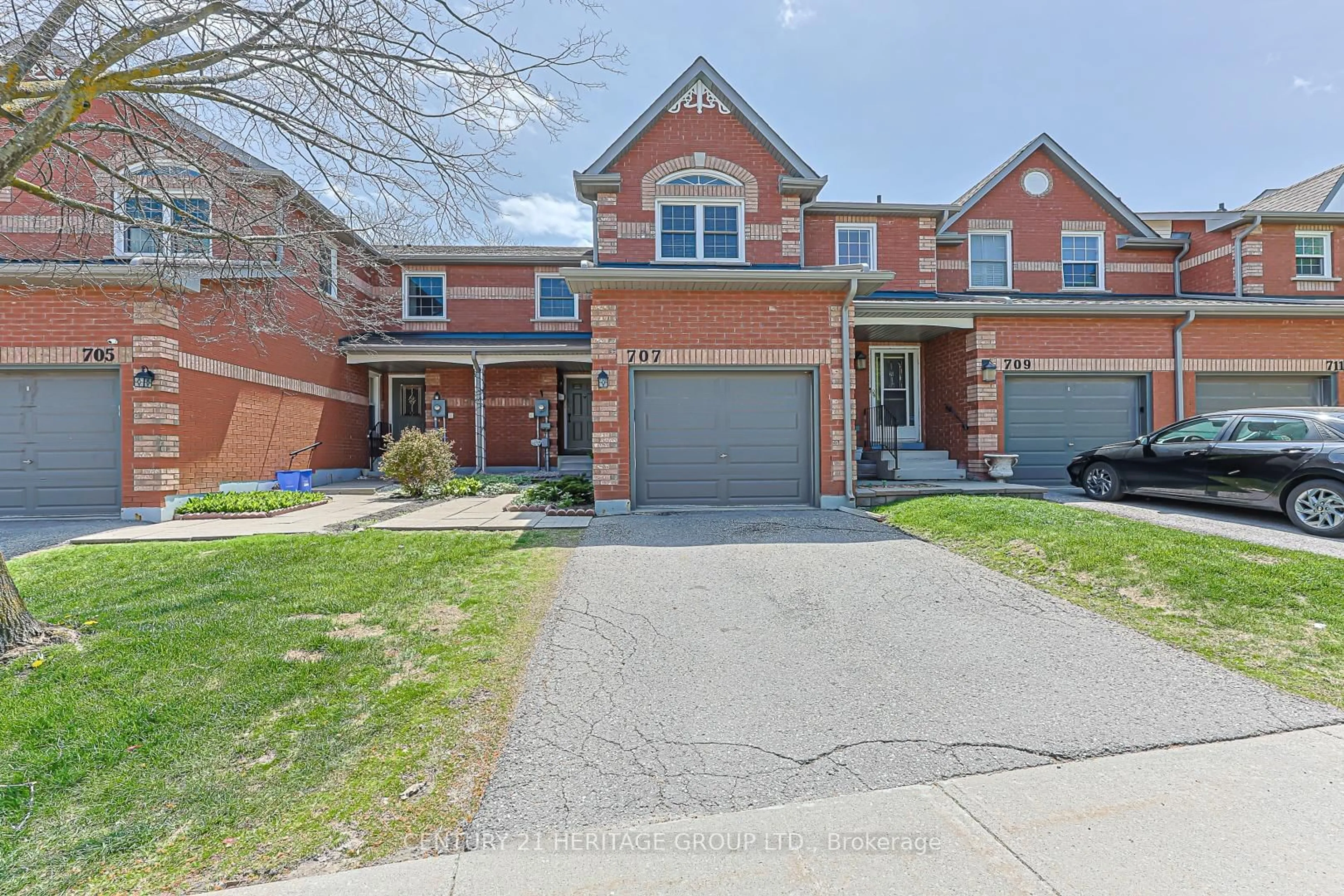 Home with brick exterior material, street for 707 Caradonna Cres, Newmarket Ontario L3X 1W5
