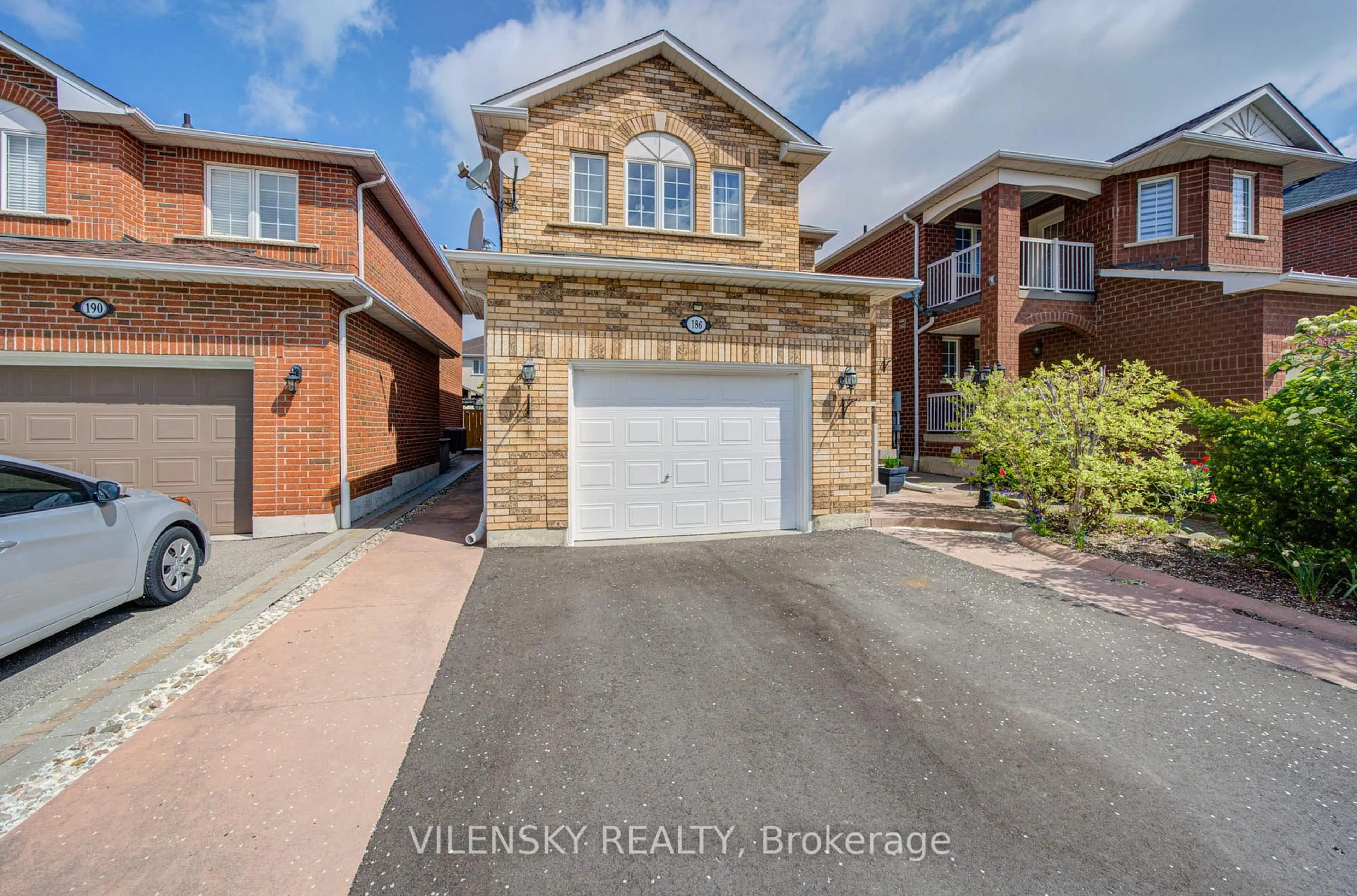 A pic from outside/outdoor area/front of a property/back of a property/a pic from drone, street for 186 Purcell Cres, Vaughan Ontario L6A 3C5