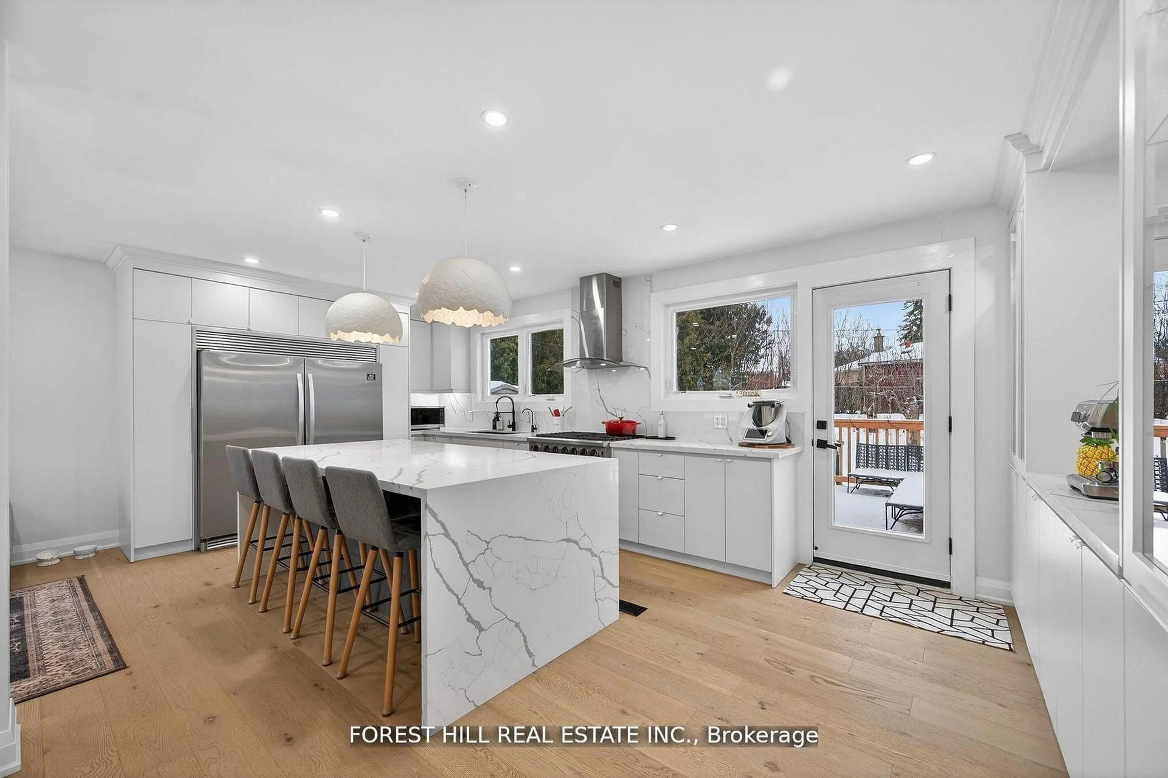 Open concept kitchen, ceramic/tile floor for 4 Holman Cres, Aurora Ontario L4G 1Z9