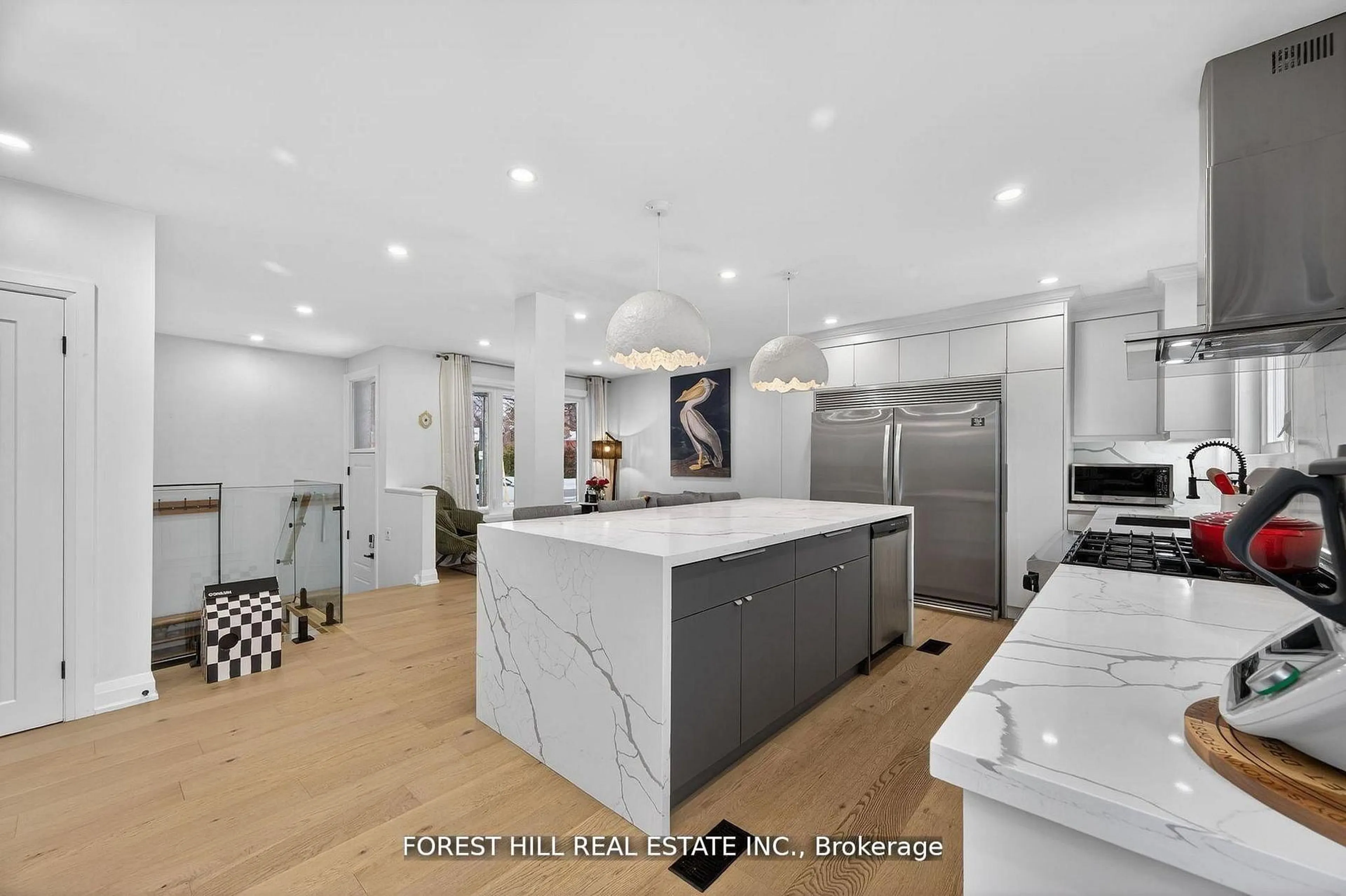 Open concept kitchen, ceramic/tile floor for 4 Holman Cres, Aurora Ontario L4G 1Z9