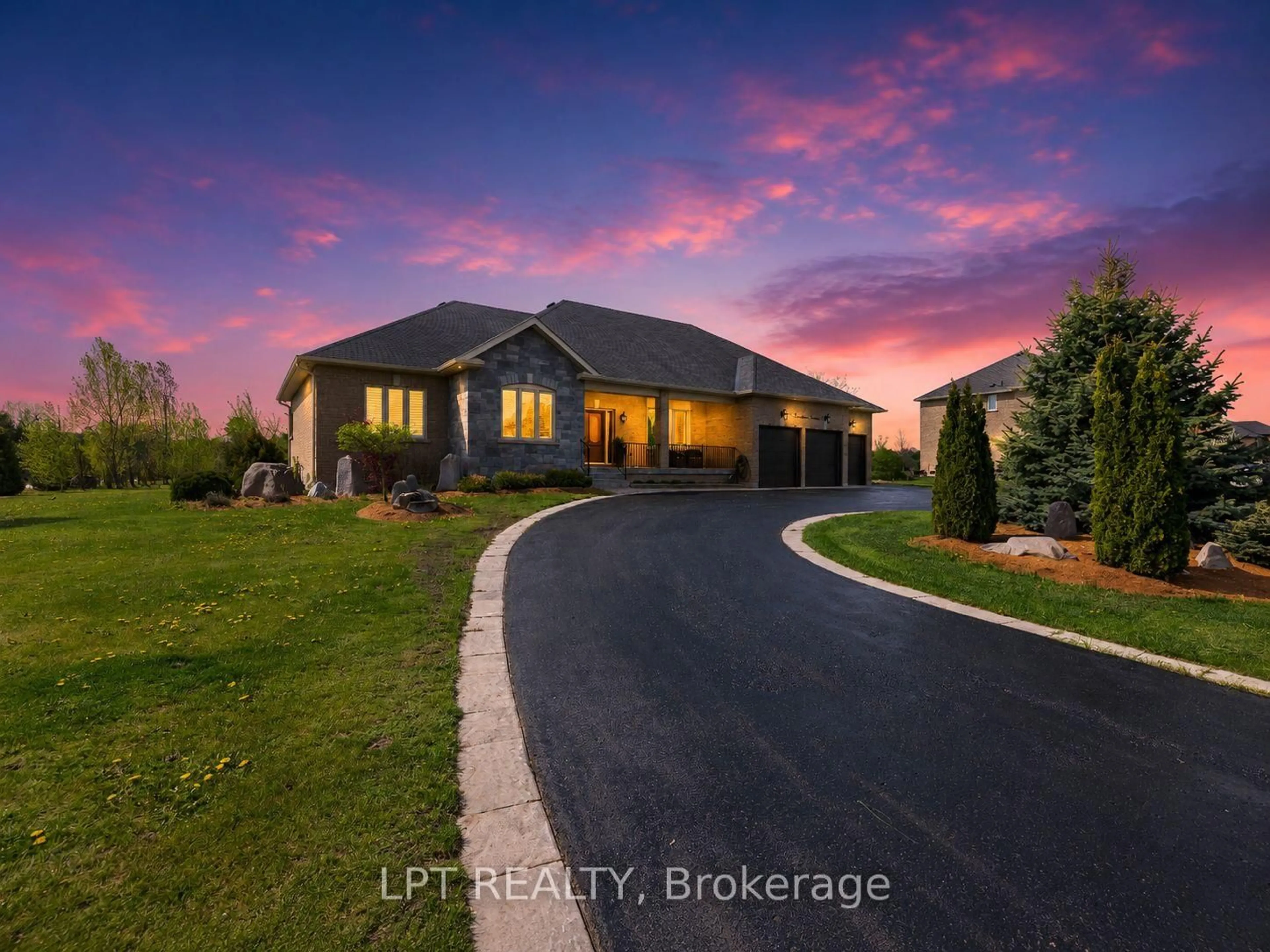 A pic from outside/outdoor area/front of a property/back of a property/a pic from drone, street for 66 Stonesthrow Cres, Uxbridge Ontario L0C 1A0