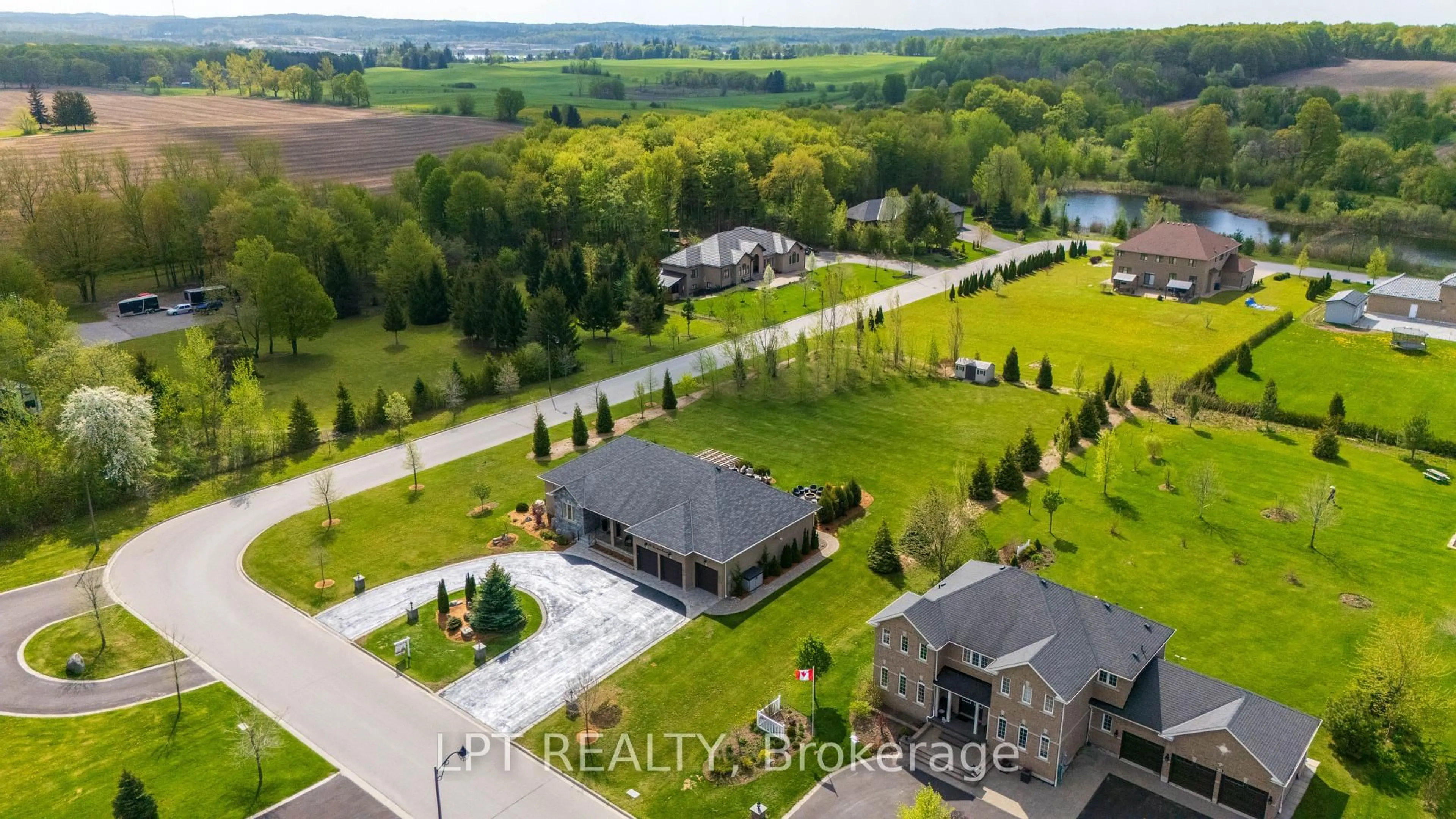 A pic from outside/outdoor area/front of a property/back of a property/a pic from drone, unknown for 66 Stonesthrow Cres, Uxbridge Ontario L0C 1A0