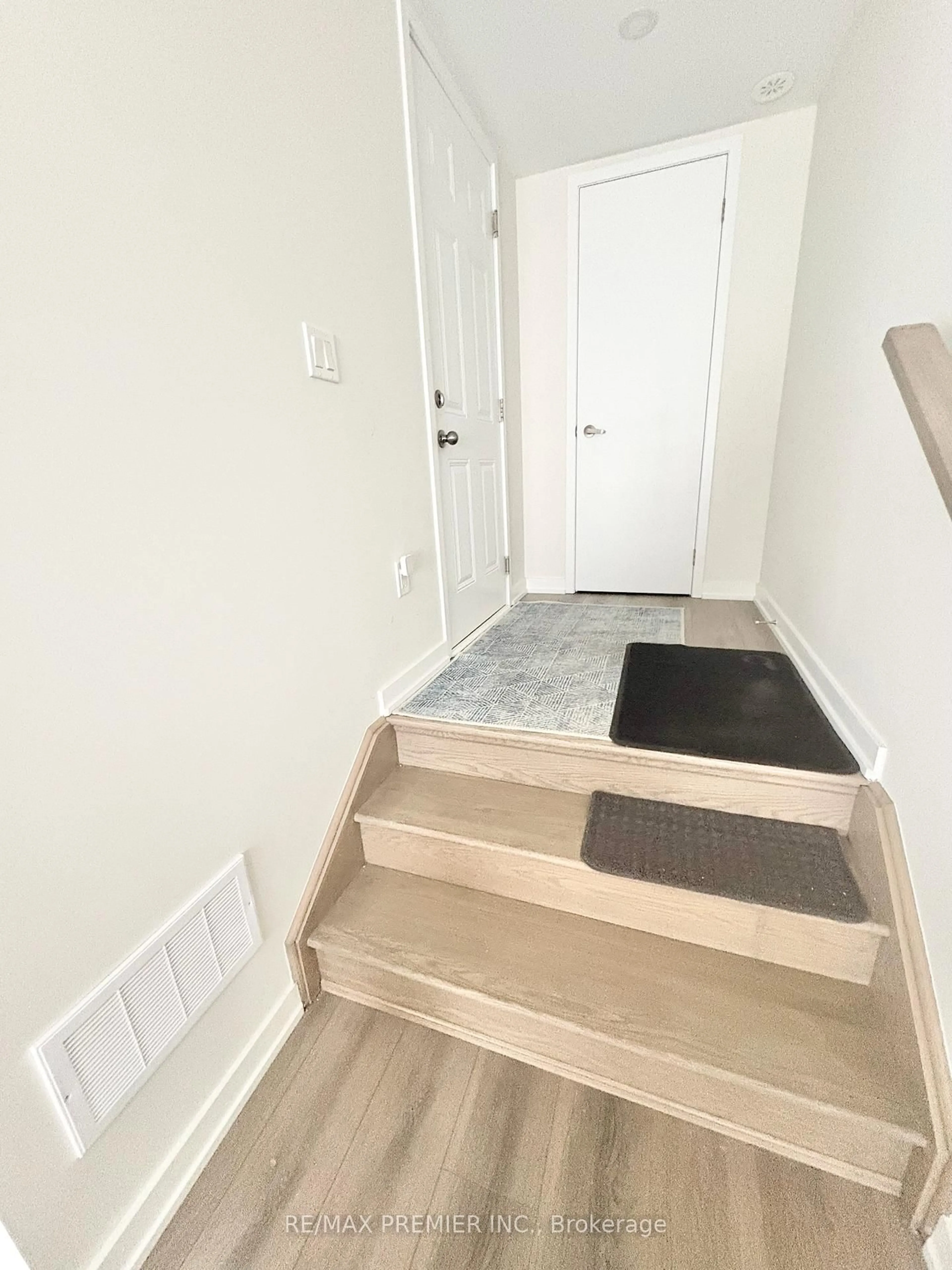 Unknown for 121 Rattenbury Rd, Vaughan Ontario L6A 5C6