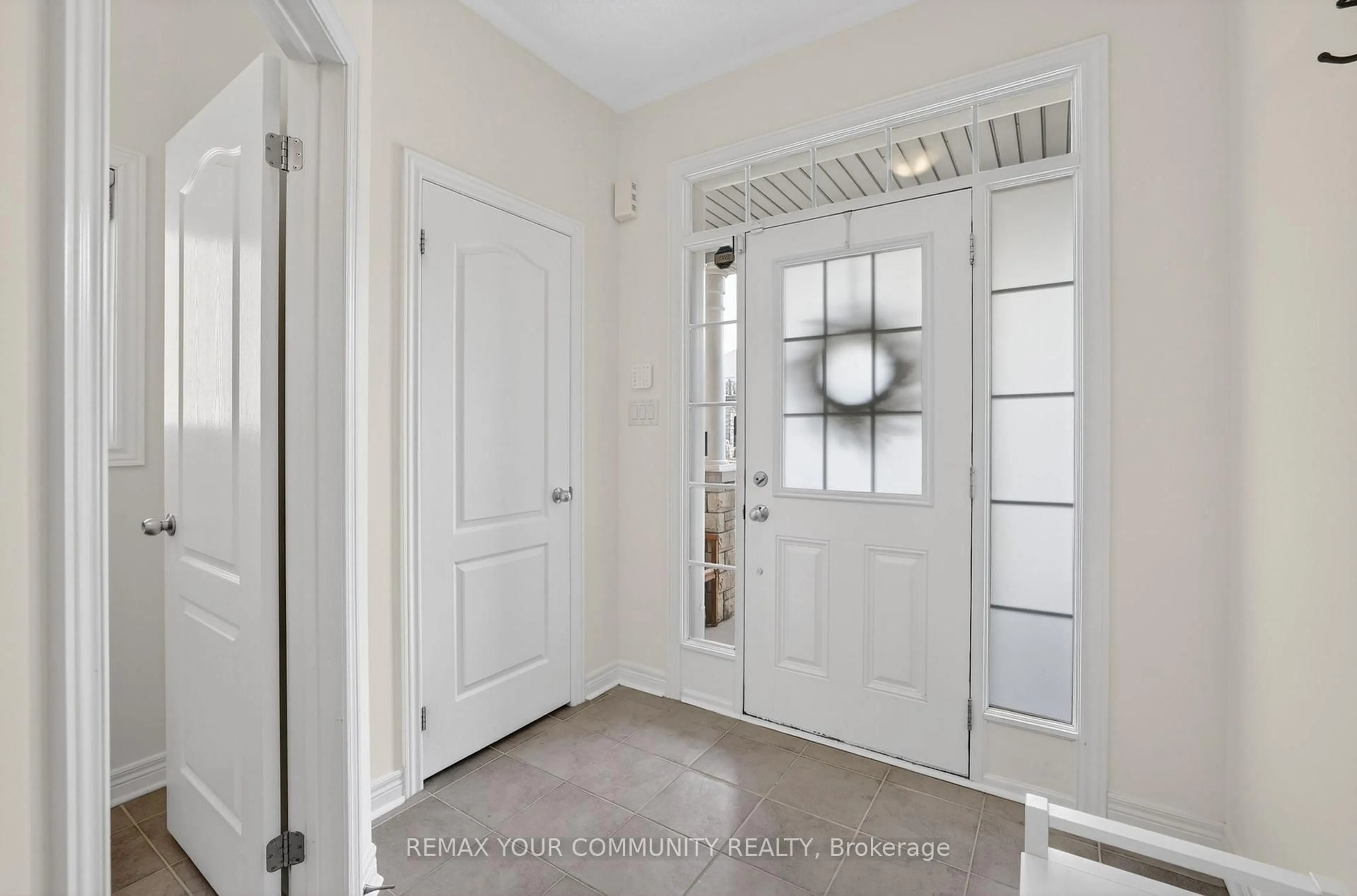 Indoor entryway for 668 West Park Ave, Bradford West Gwillimbury Ontario L3Z 0N2