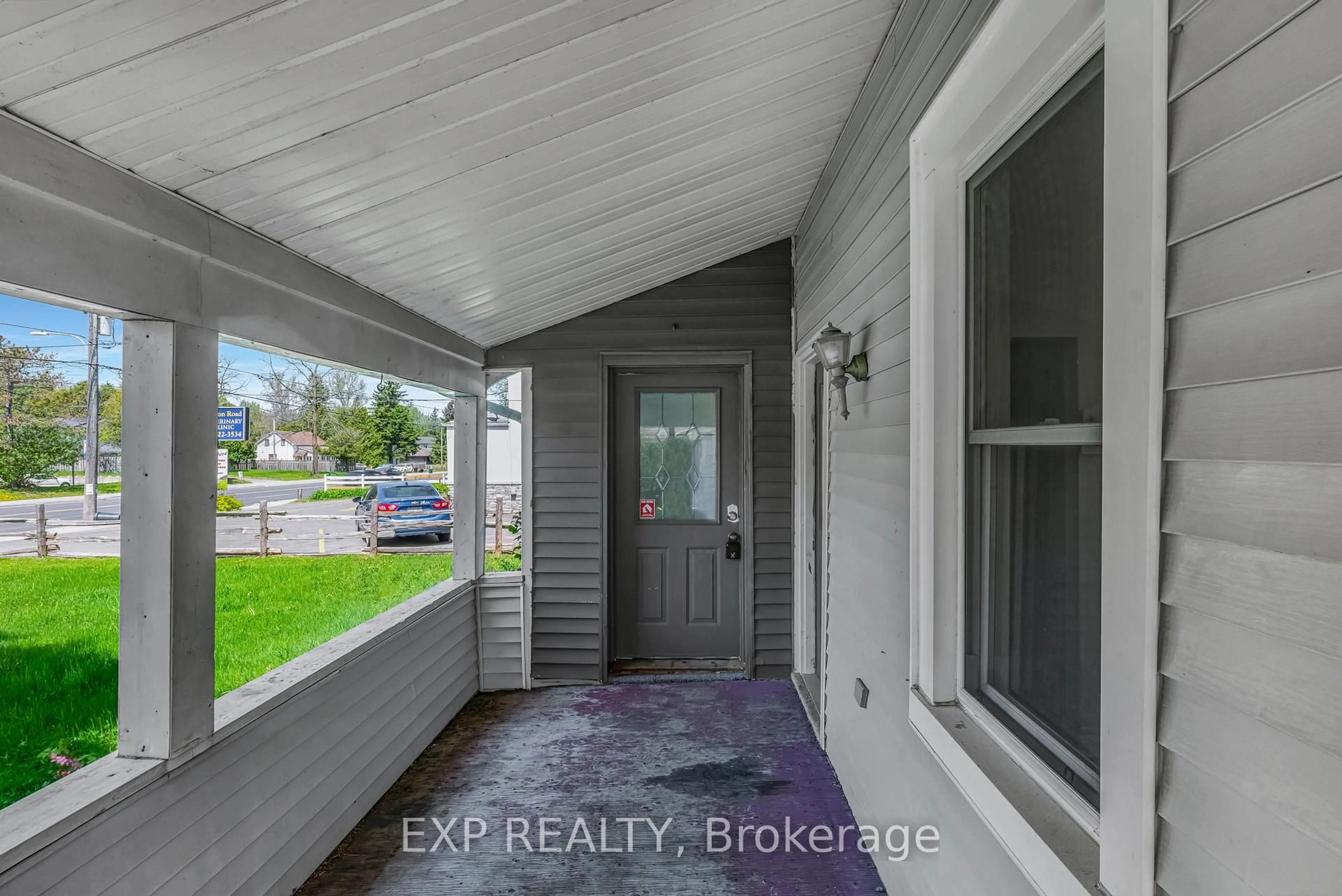 Indoor entryway for 21023 Dalton Rd, Georgina Ontario L0E 1L0