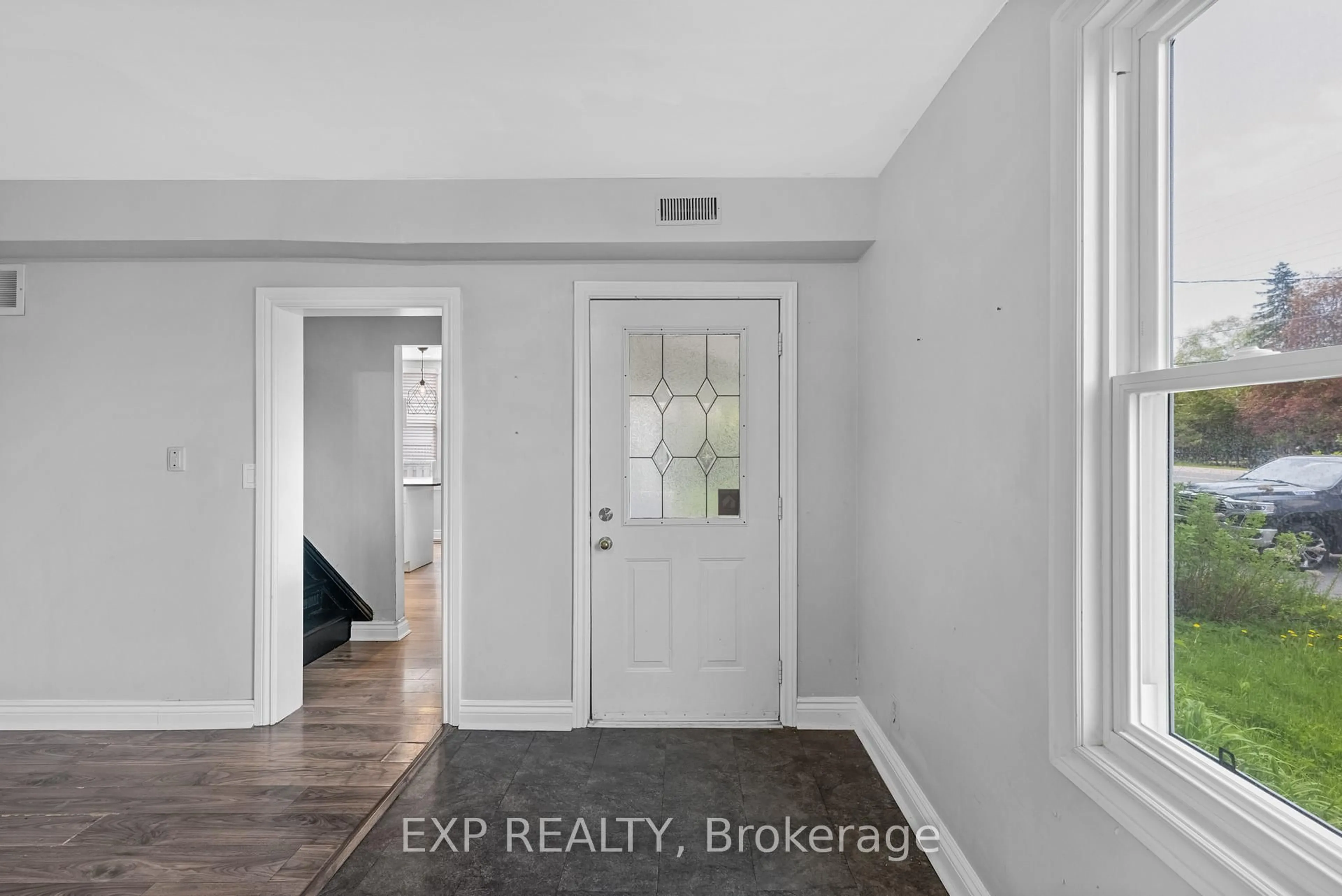 Indoor entryway for 21023 Dalton Rd, Georgina Ontario L0E 1L0