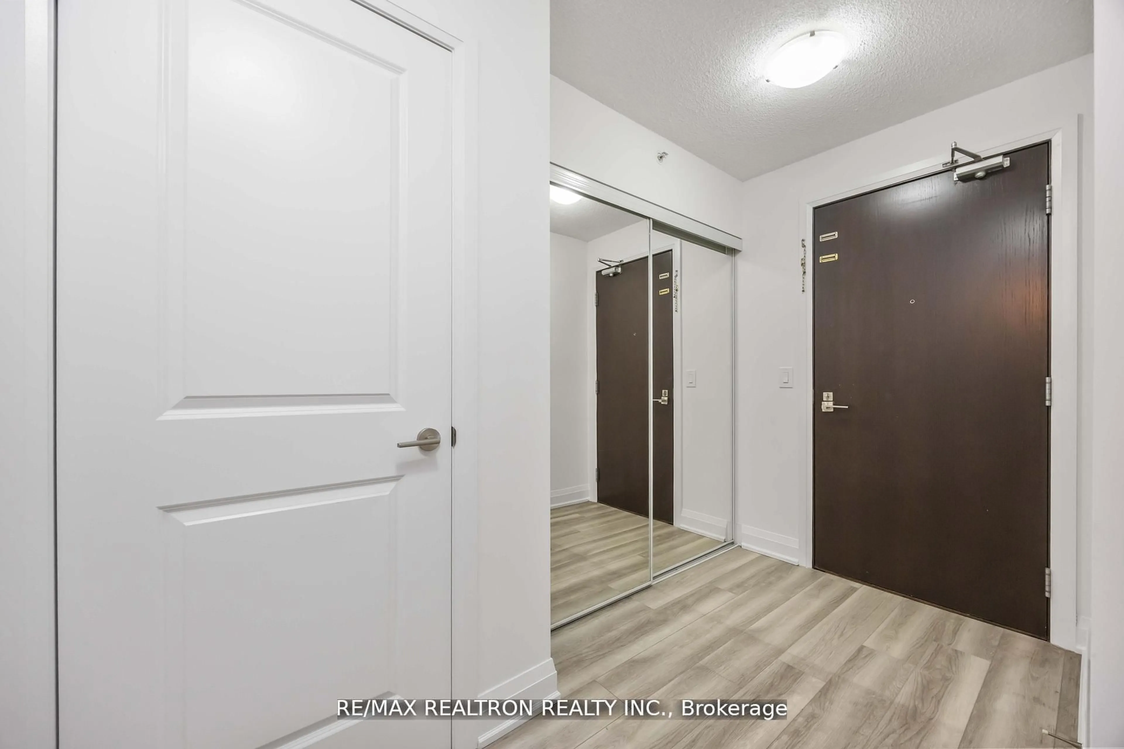 Indoor entryway for 372 Highway 7 Rd #212, Richmond Hill Ontario L4B 0C6