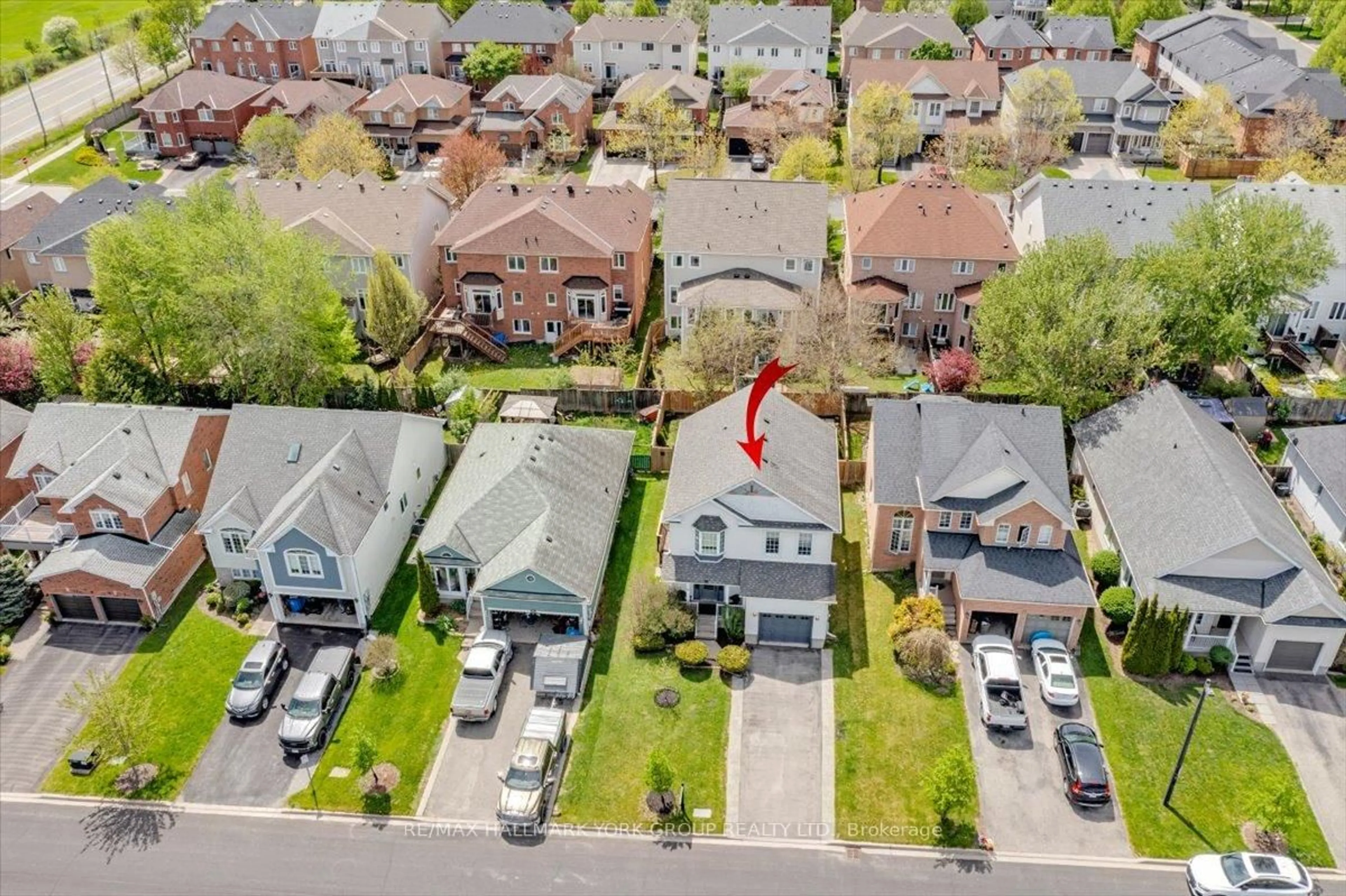 A pic from outside/outdoor area/front of a property/back of a property/a pic from drone, street for 19 Silverstone Cres, Georgina Ontario L4P 4A5