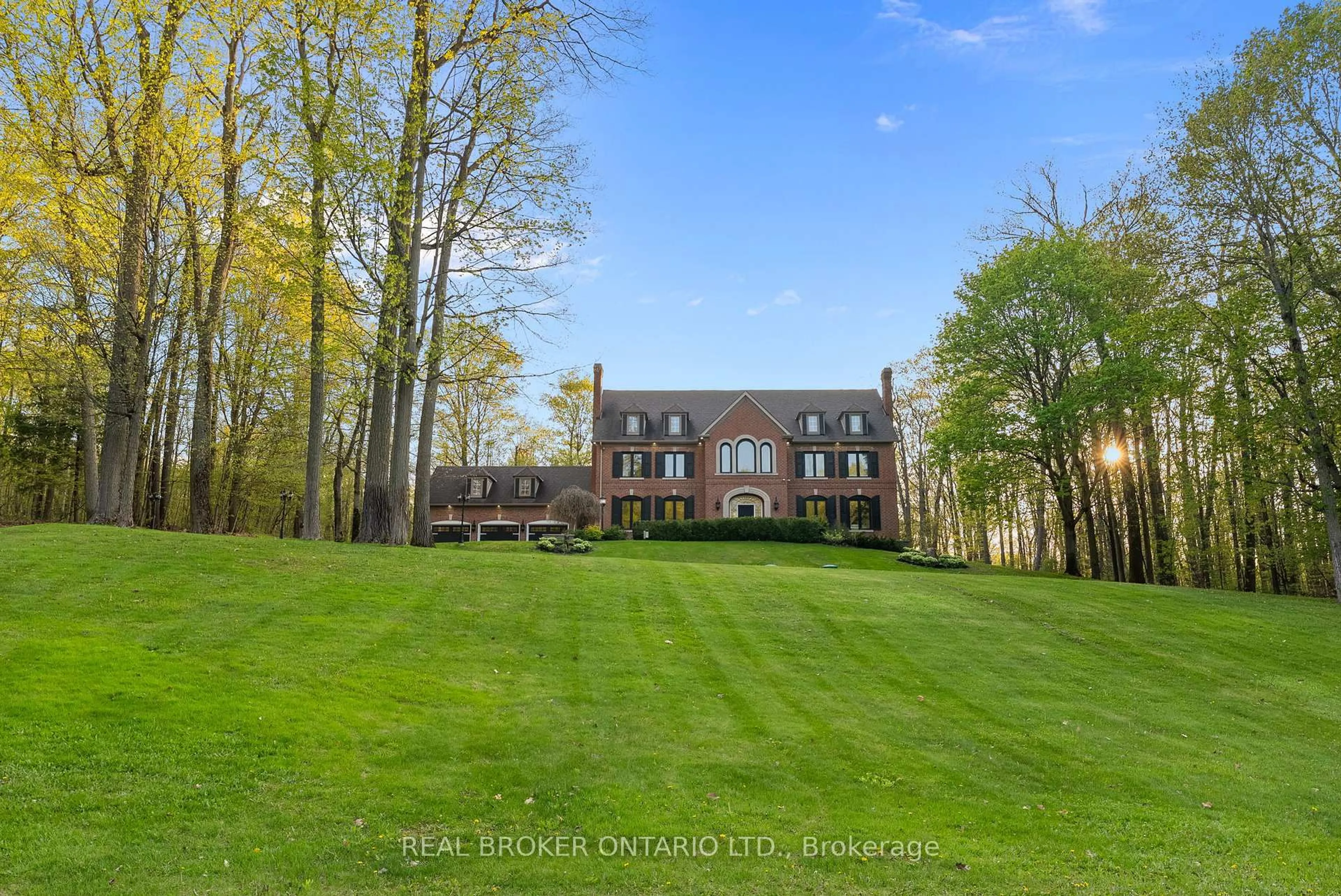 A pic from outside/outdoor area/front of a property/back of a property/a pic from drone, unknown for 10 Oakview Pl, Uxbridge Ontario L9P 0L1
