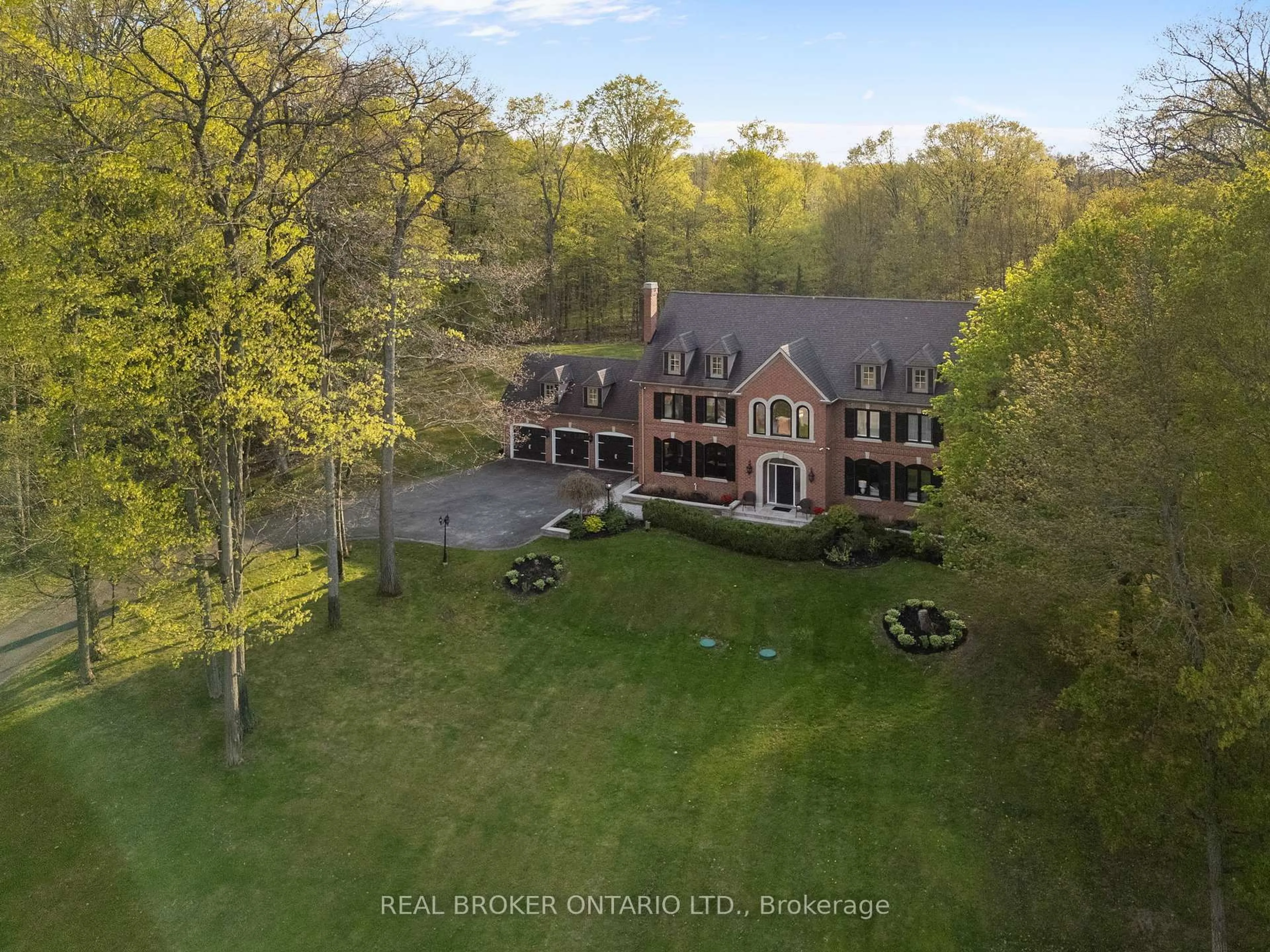 A pic from outside/outdoor area/front of a property/back of a property/a pic from drone, water/lake/river/ocean view for 10 Oakview Pl, Uxbridge Ontario L9P 0L1