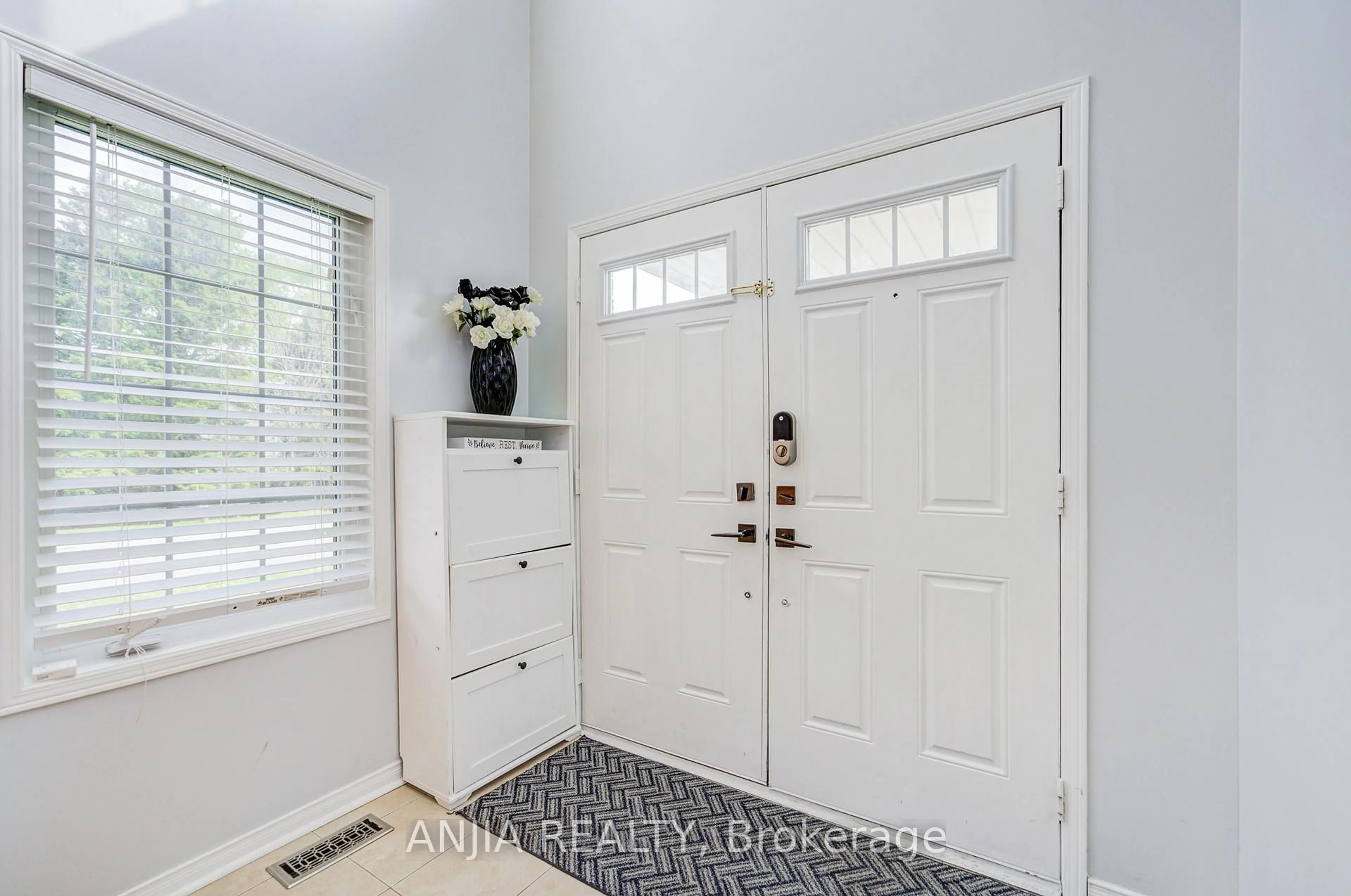 Indoor entryway for 2 Horn St, Whitchurch-Stouffville Ontario L4A 0X9