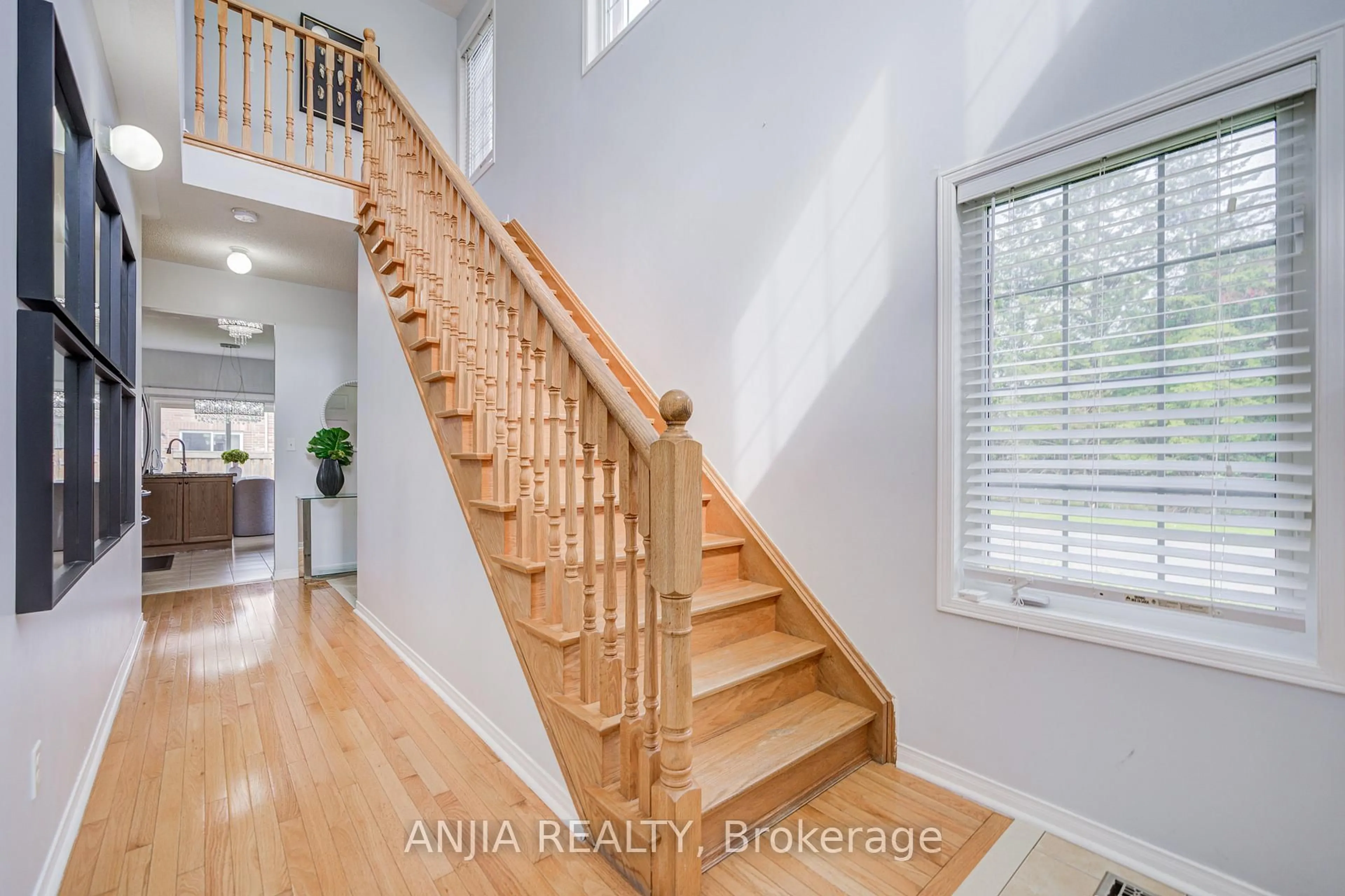 Indoor entryway for 2 Horn St, Whitchurch-Stouffville Ontario L4A 0X9