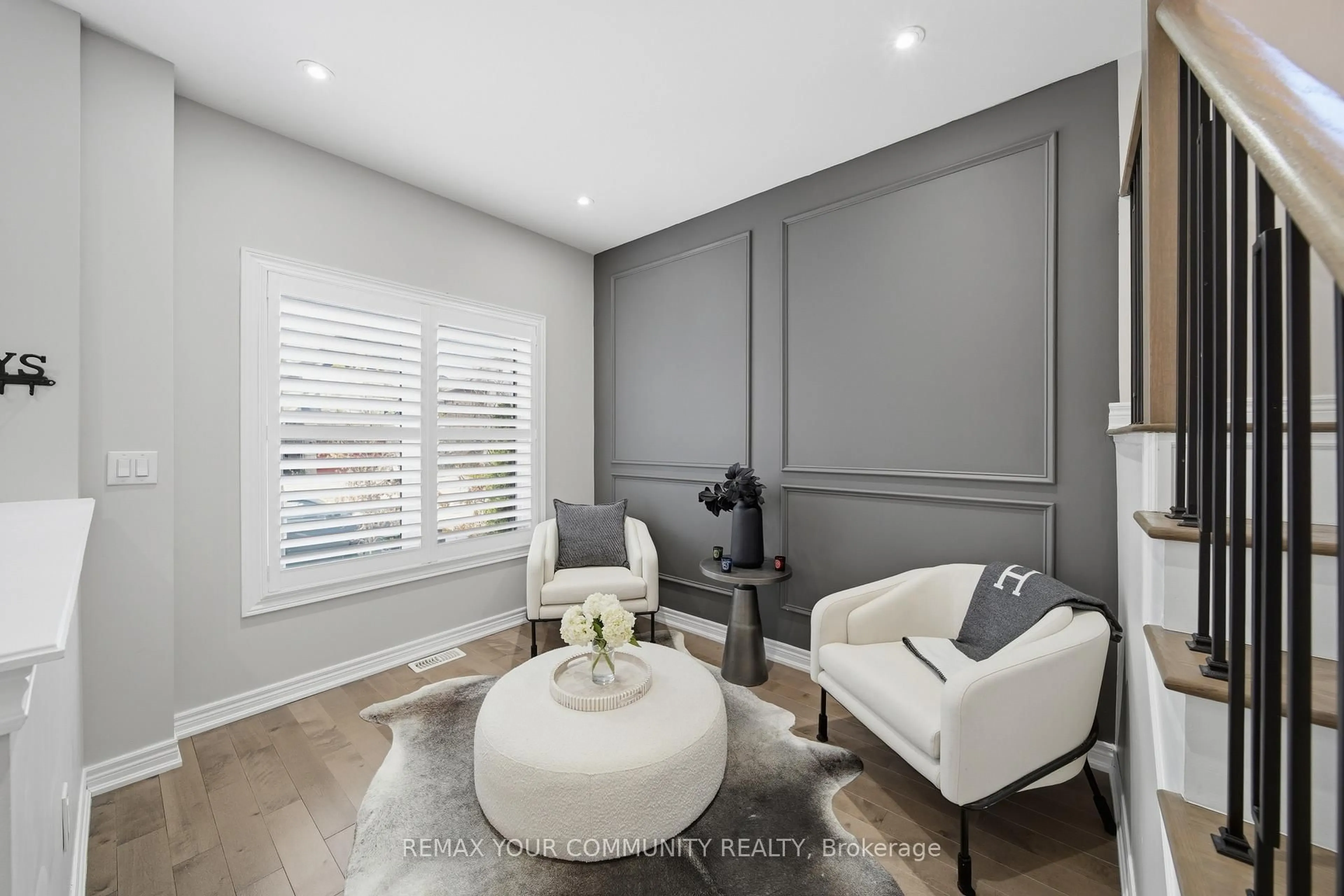 Living room with furniture, unknown for 275 Sharon Creek Dr, East Gwillimbury Ontario L9N 0P4