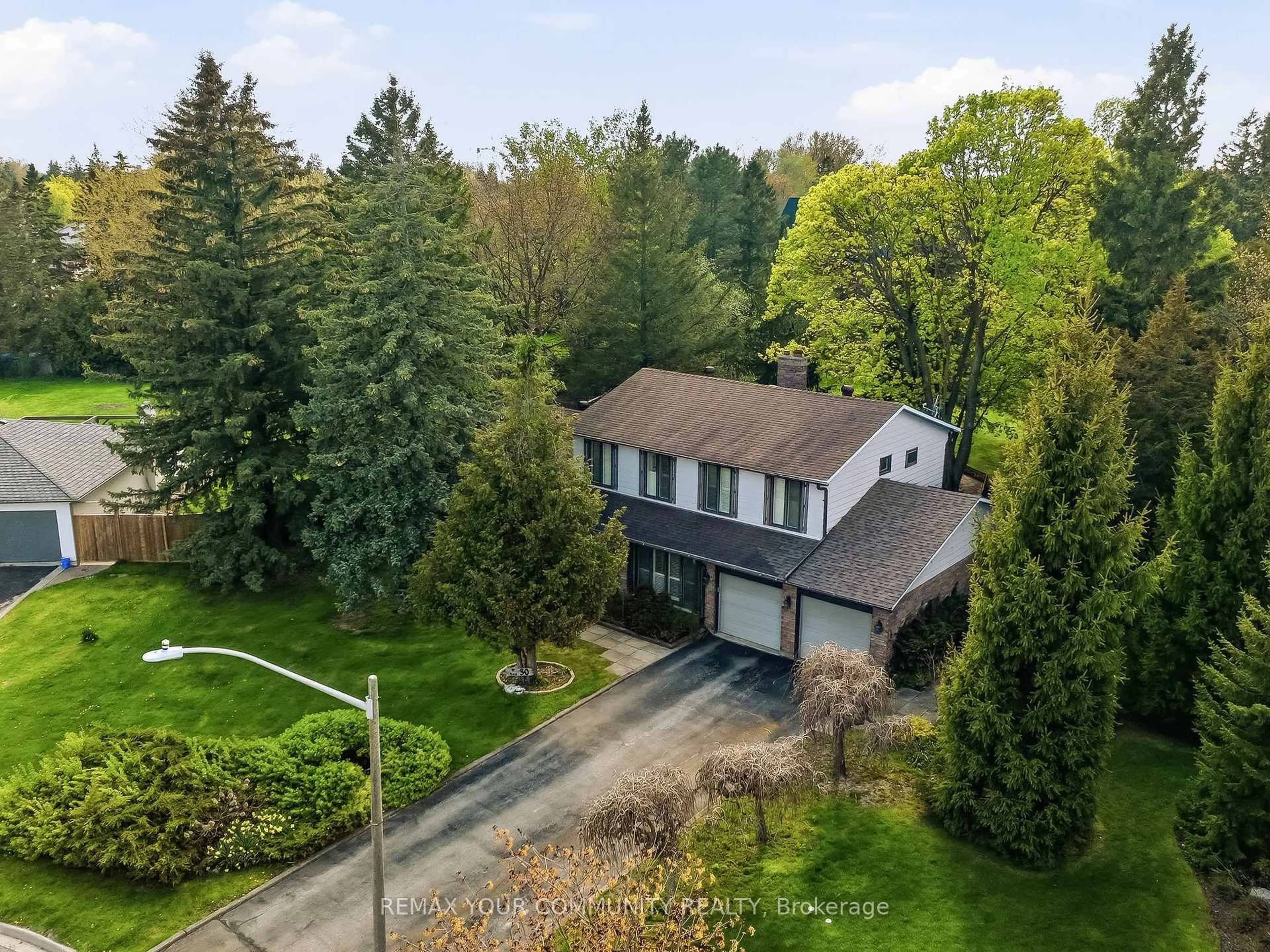 A pic from outside/outdoor area/front of a property/back of a property/a pic from drone, street for 30 Crossley Crt, King Ontario L7B 1H4
