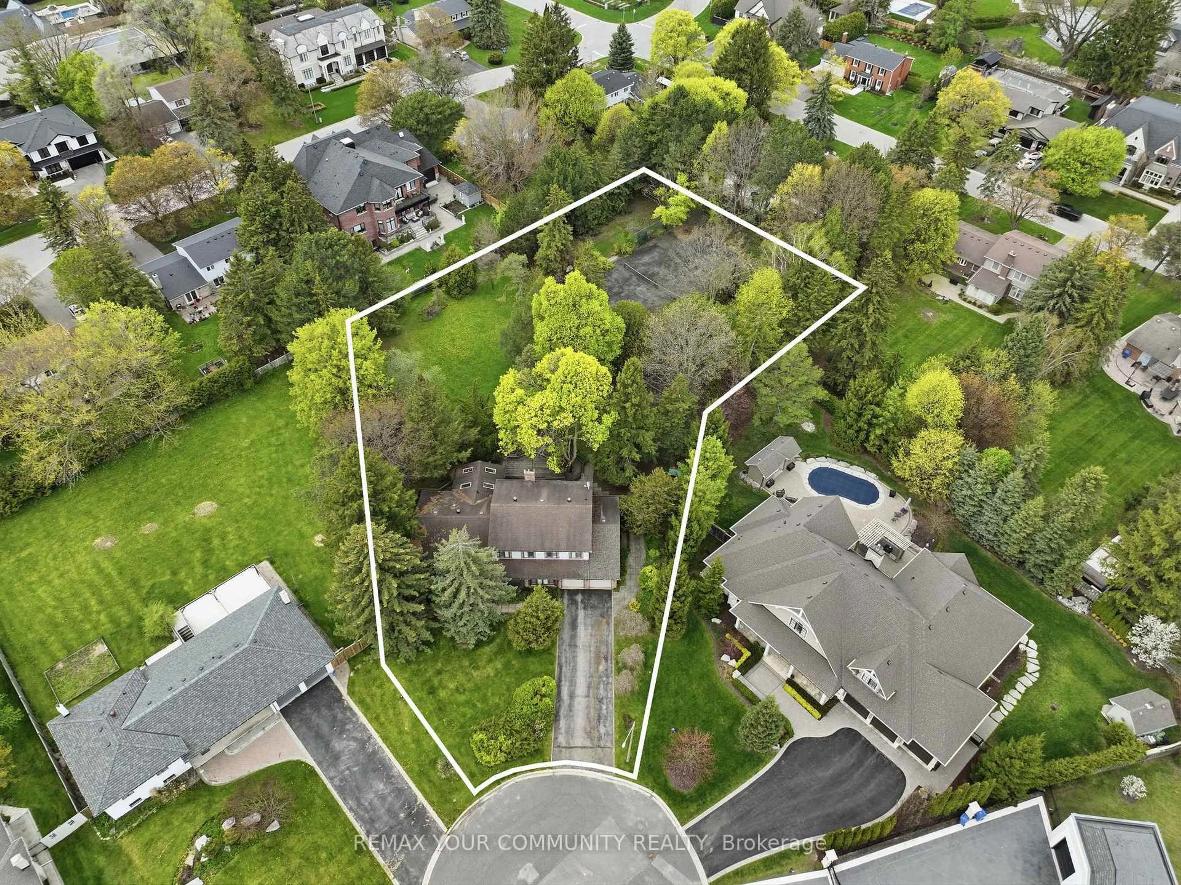 A pic from outside/outdoor area/front of a property/back of a property/a pic from drone, street for 30 Crossley Crt, King Ontario L7B 1H4