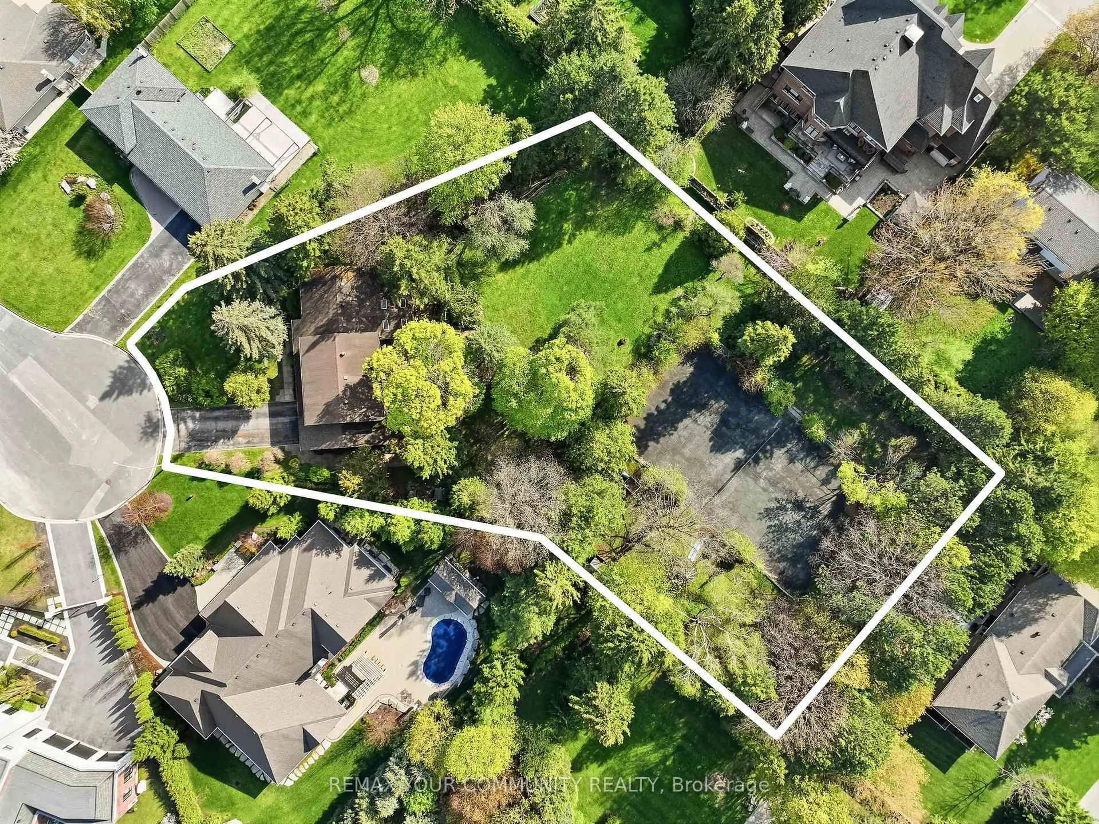 A pic from outside/outdoor area/front of a property/back of a property/a pic from drone, street for 30 Crossley Crt, King Ontario L7B 1H4