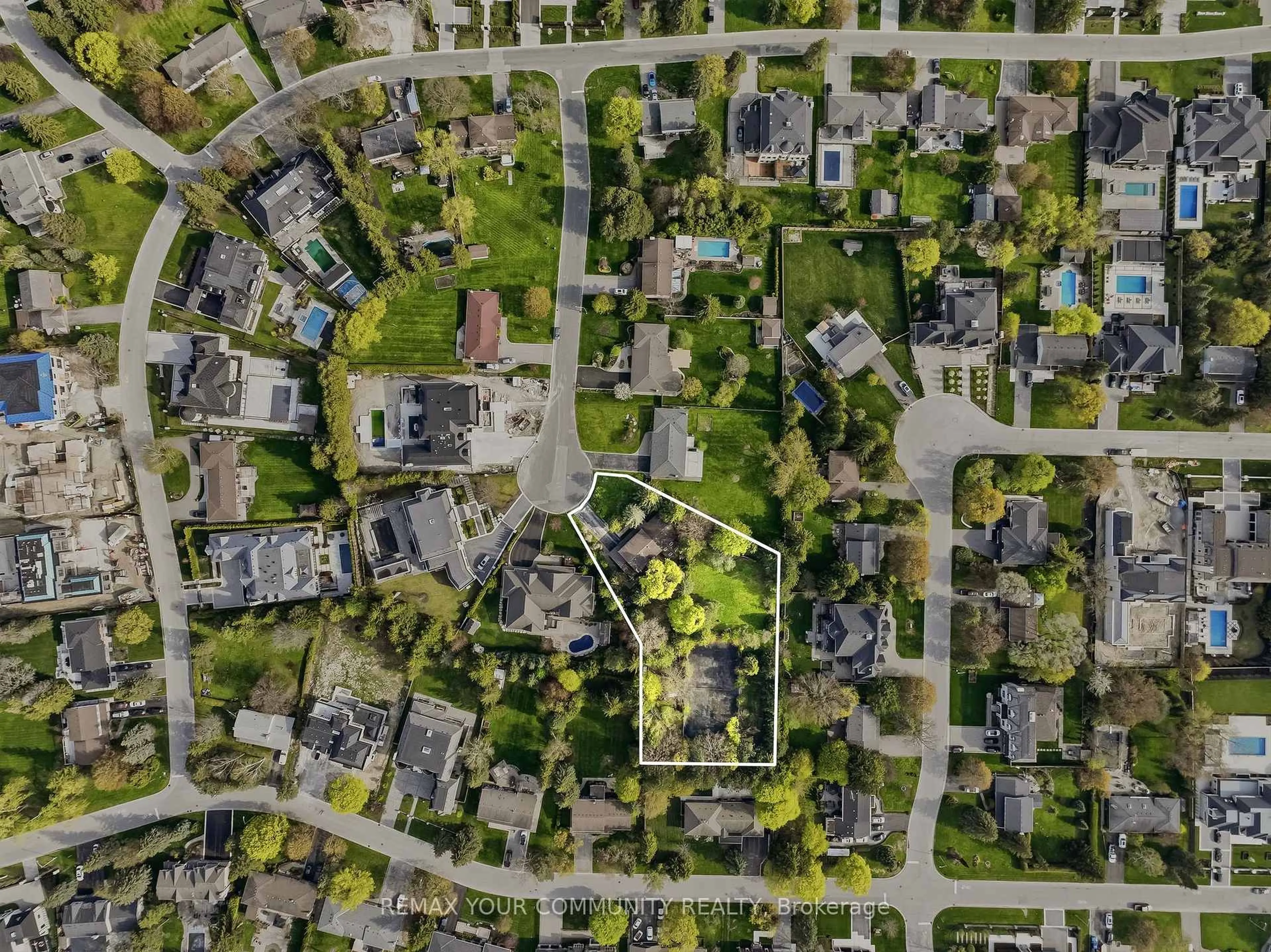 A pic from outside/outdoor area/front of a property/back of a property/a pic from drone, street for 30 Crossley Crt, King Ontario L7B 1H4