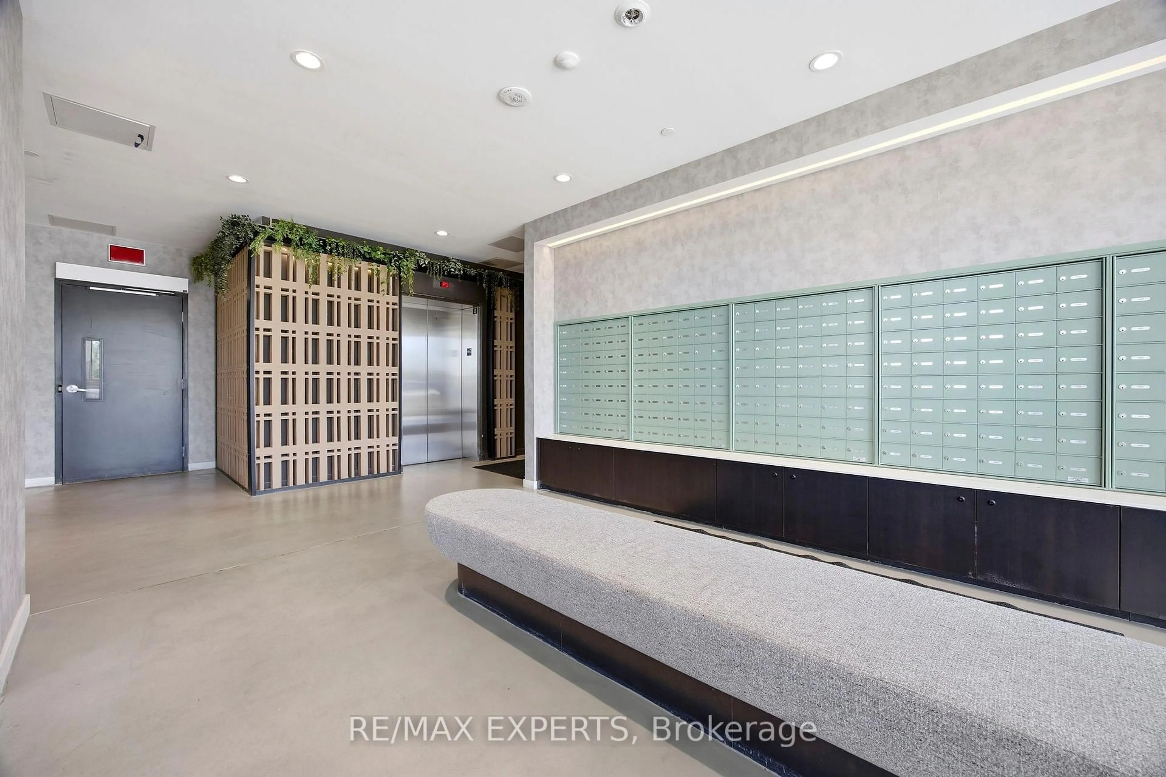Indoor foyer for 474 Caldari Rd #2004, Vaughan Ontario L4K 0R5