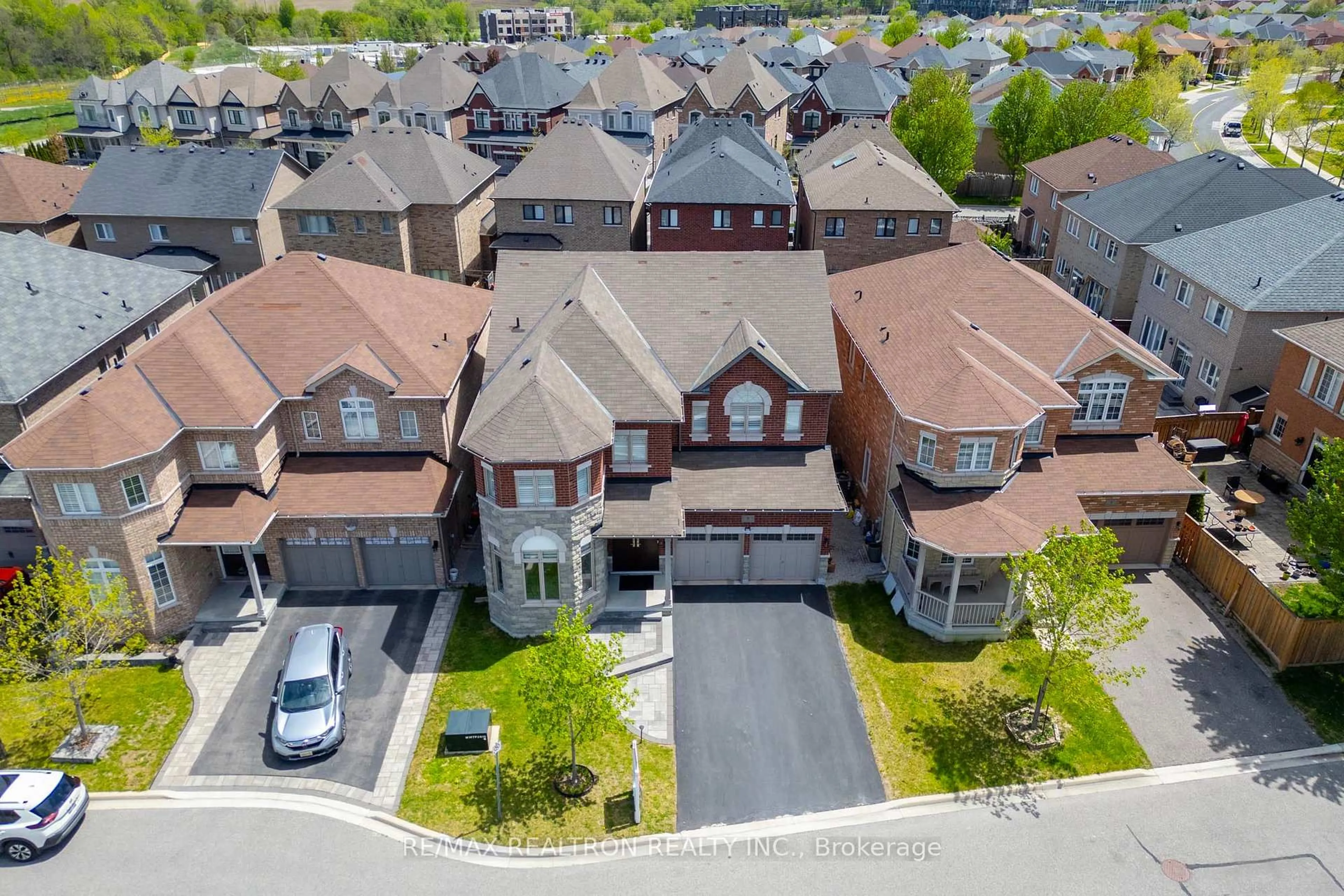 A pic from outside/outdoor area/front of a property/back of a property/a pic from drone, street for 5 Warton Crt, Markham Ontario L6E 2G1