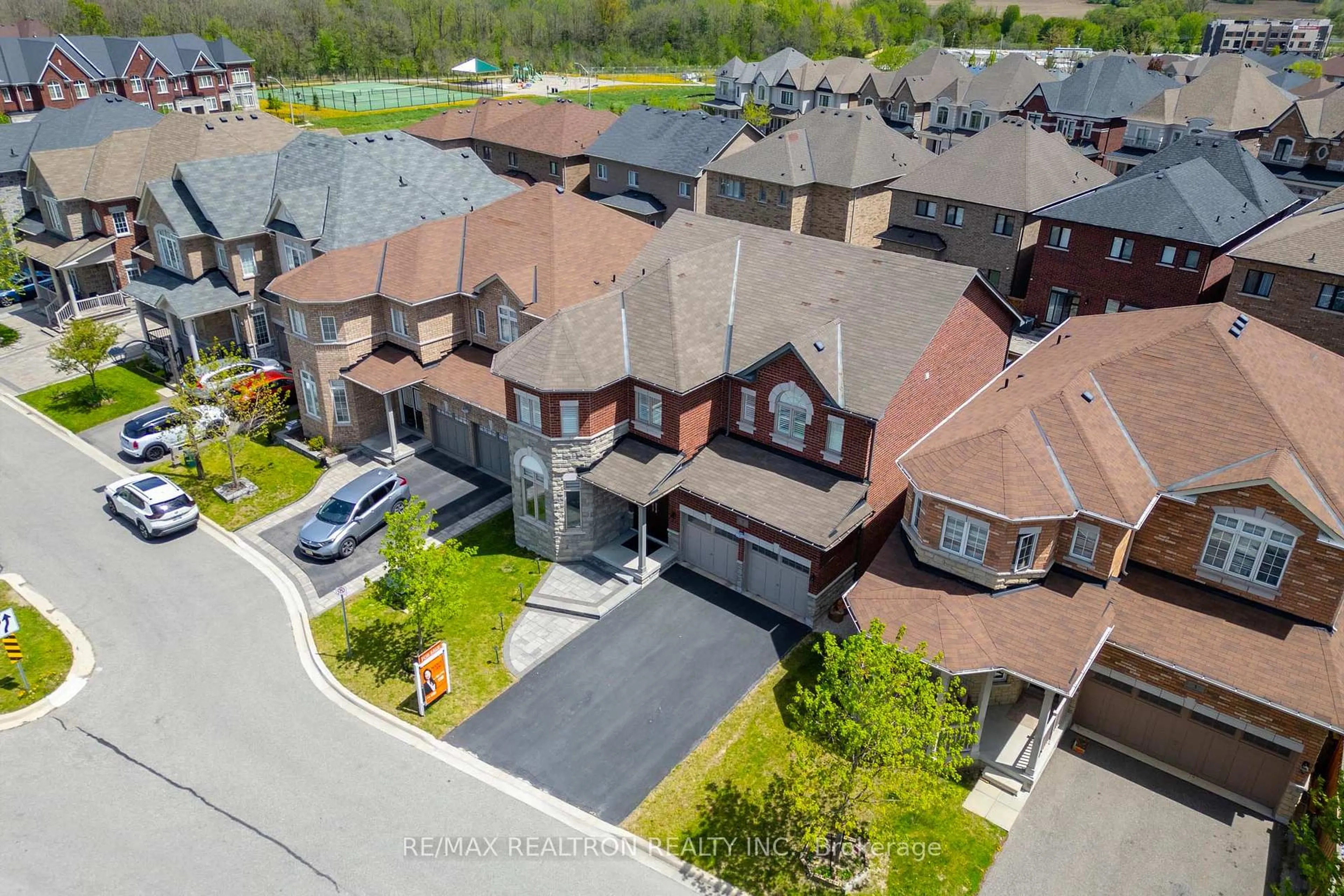 A pic from outside/outdoor area/front of a property/back of a property/a pic from drone, street for 5 Warton Crt, Markham Ontario L6E 2G1