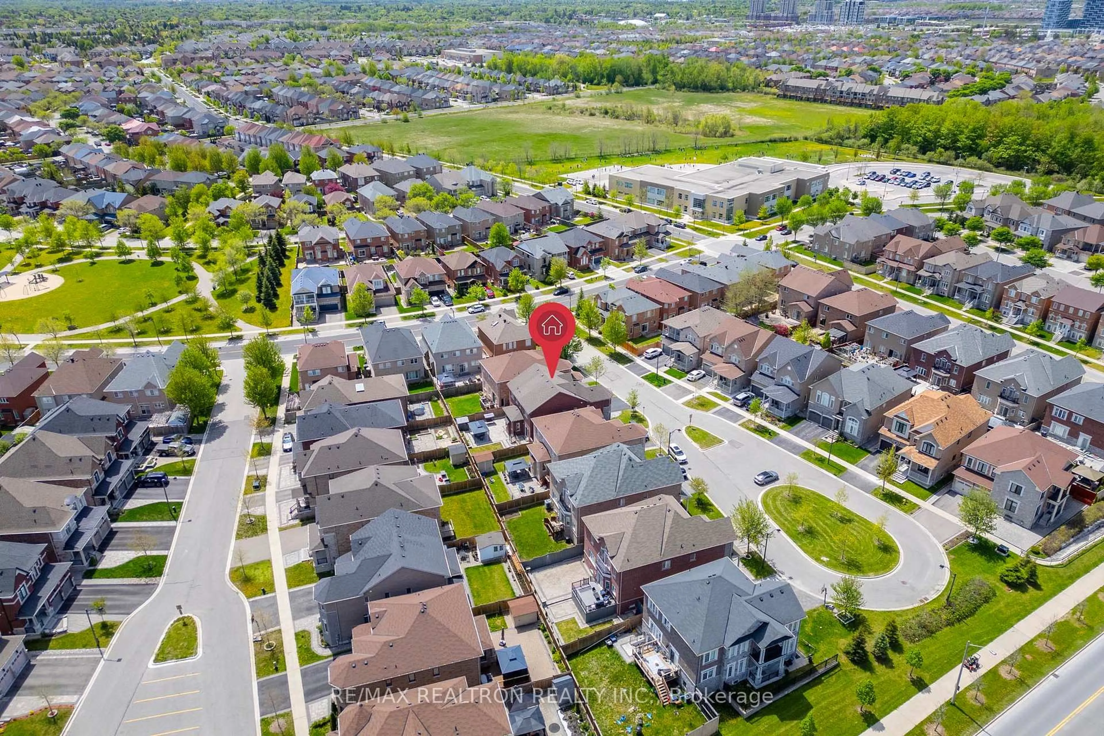 A pic from outside/outdoor area/front of a property/back of a property/a pic from drone, street for 5 Warton Crt, Markham Ontario L6E 2G1