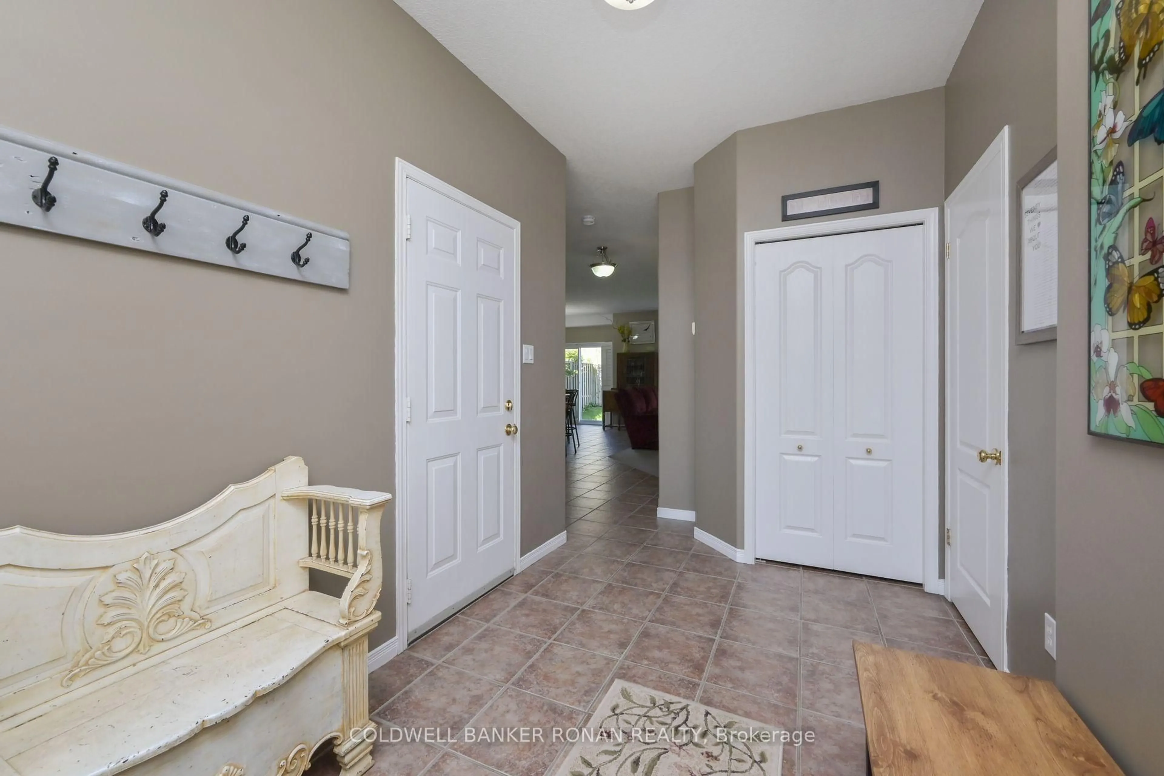 Indoor entryway for 22 Chantler Rd, New Tecumseth Ontario L9R 2E1