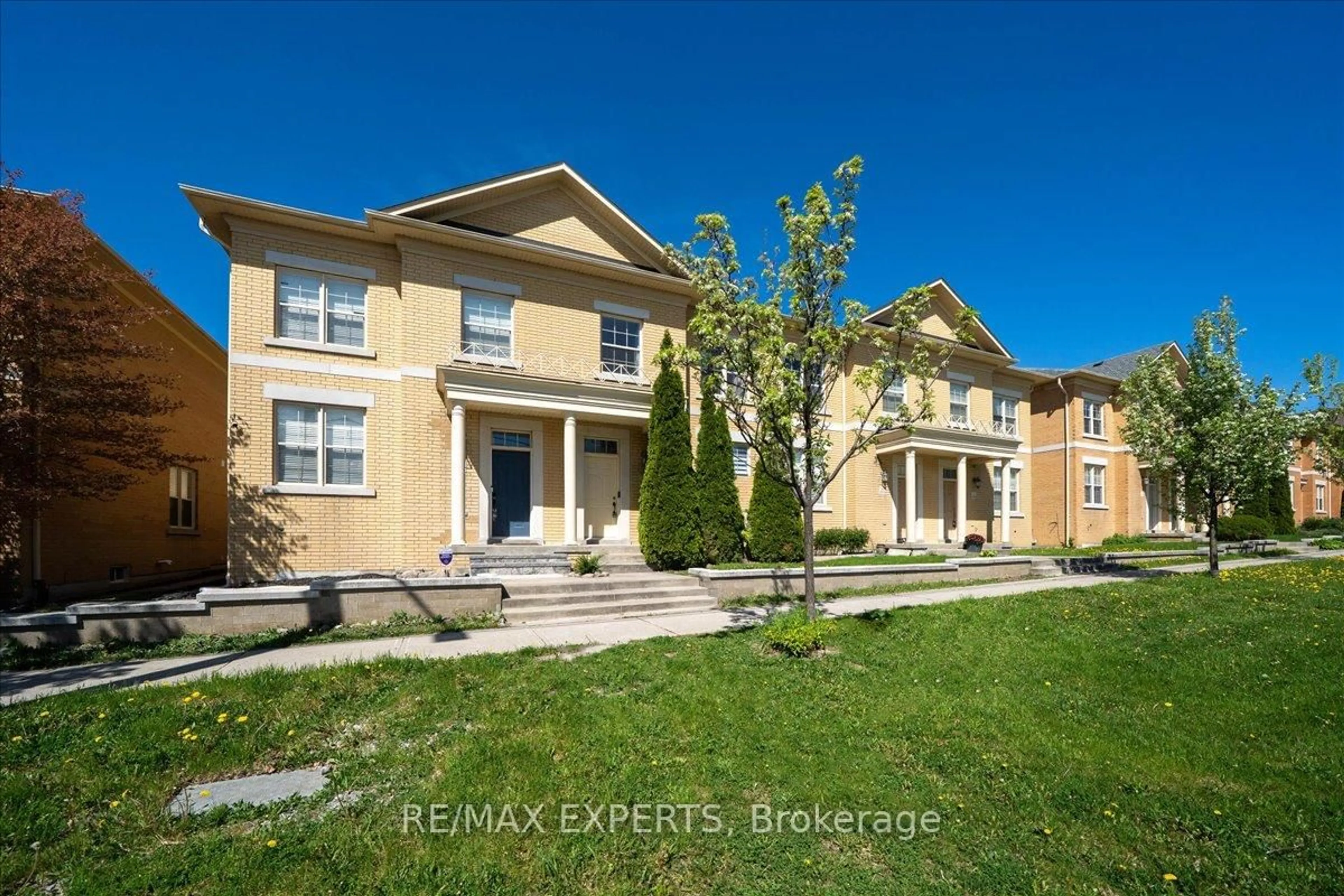 A pic from outside/outdoor area/front of a property/back of a property/a pic from drone, street for 10534 Victoria Square Blvd, Markham Ontario L6C 0A3