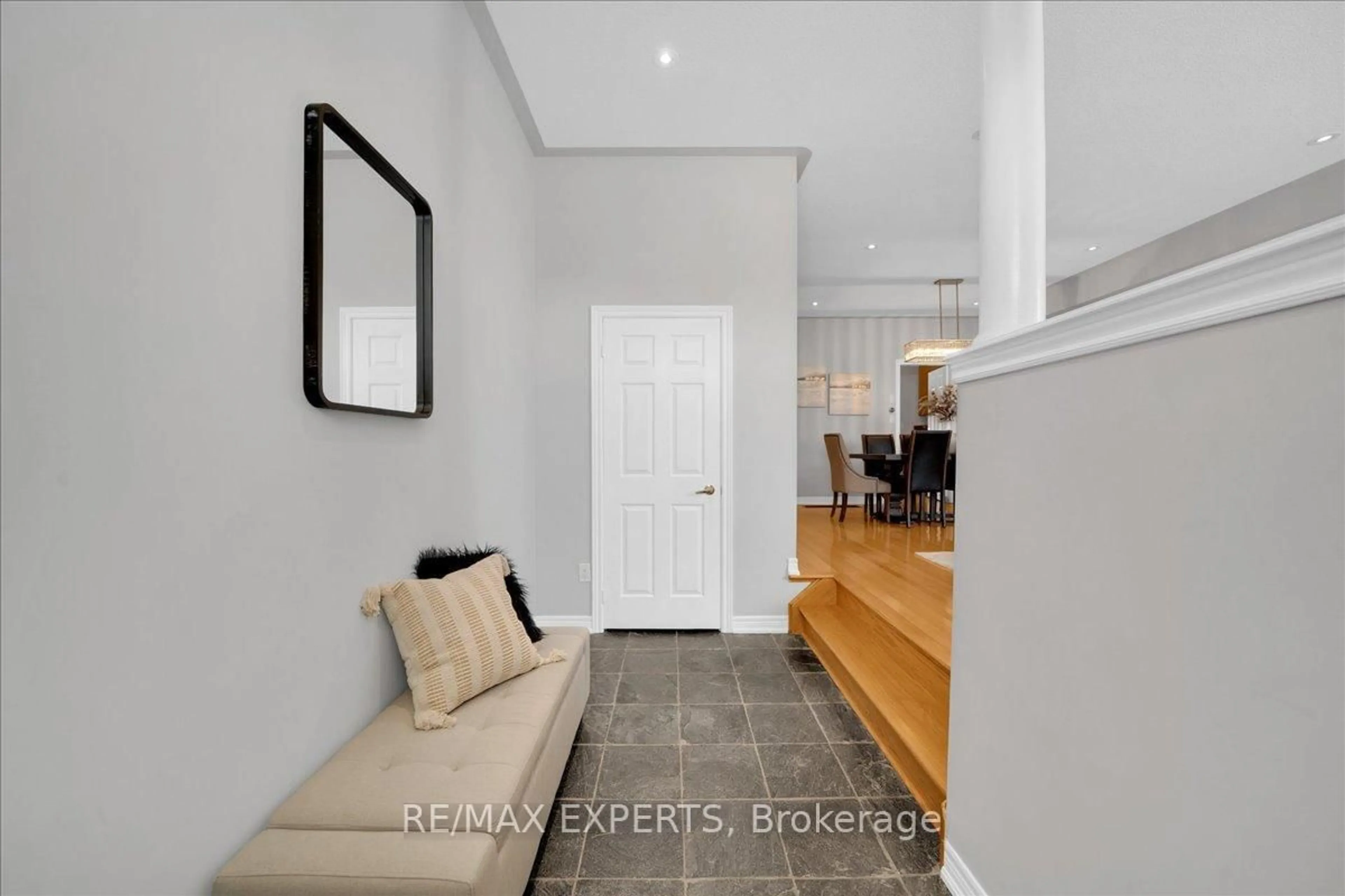 Indoor entryway for 10534 Victoria Square Blvd, Markham Ontario L6C 0A3