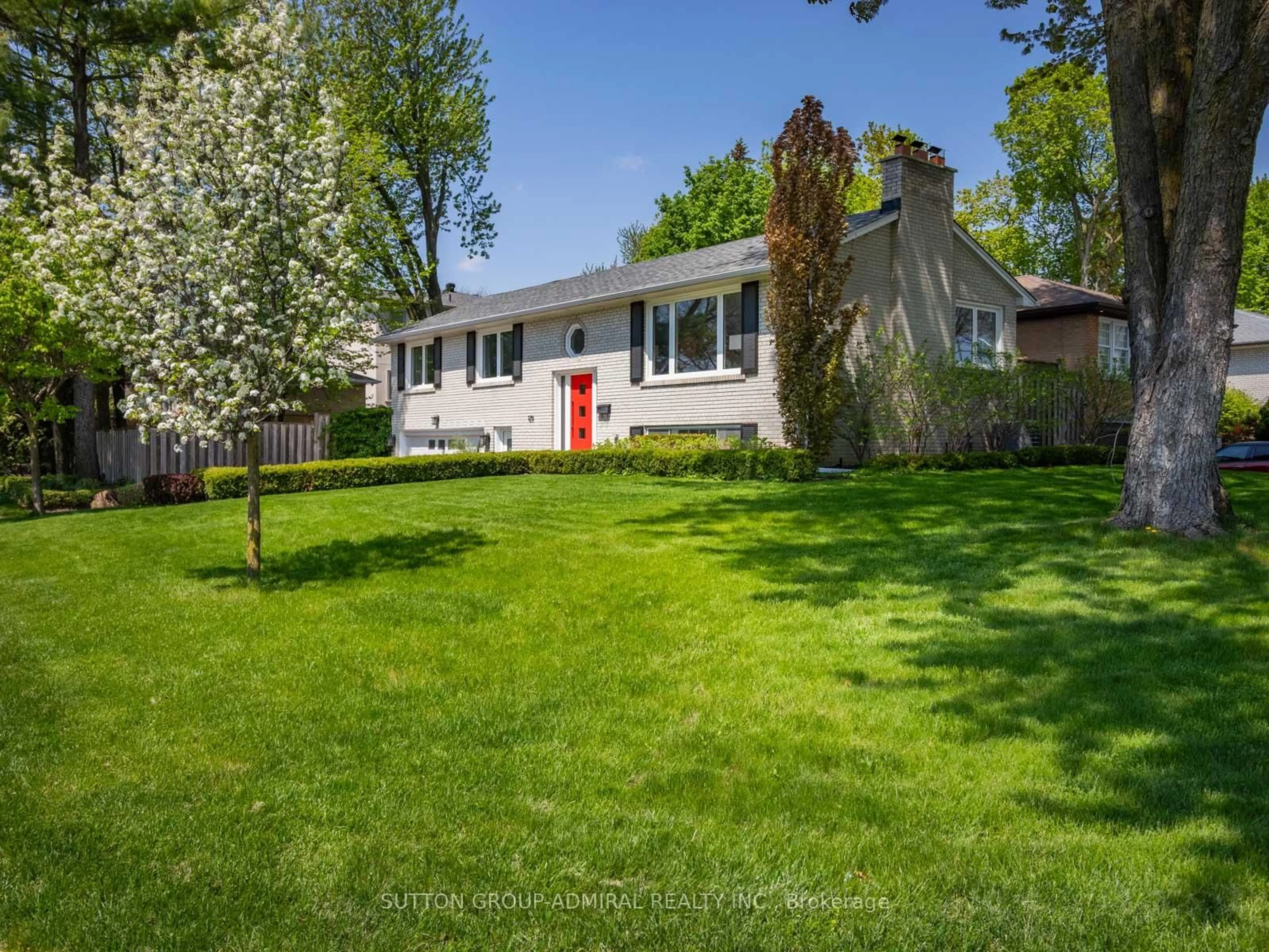 A pic from outside/outdoor area/front of a property/back of a property/a pic from drone, street for 125 Laverock Ave, Richmond Hill Ontario L4C 4J8