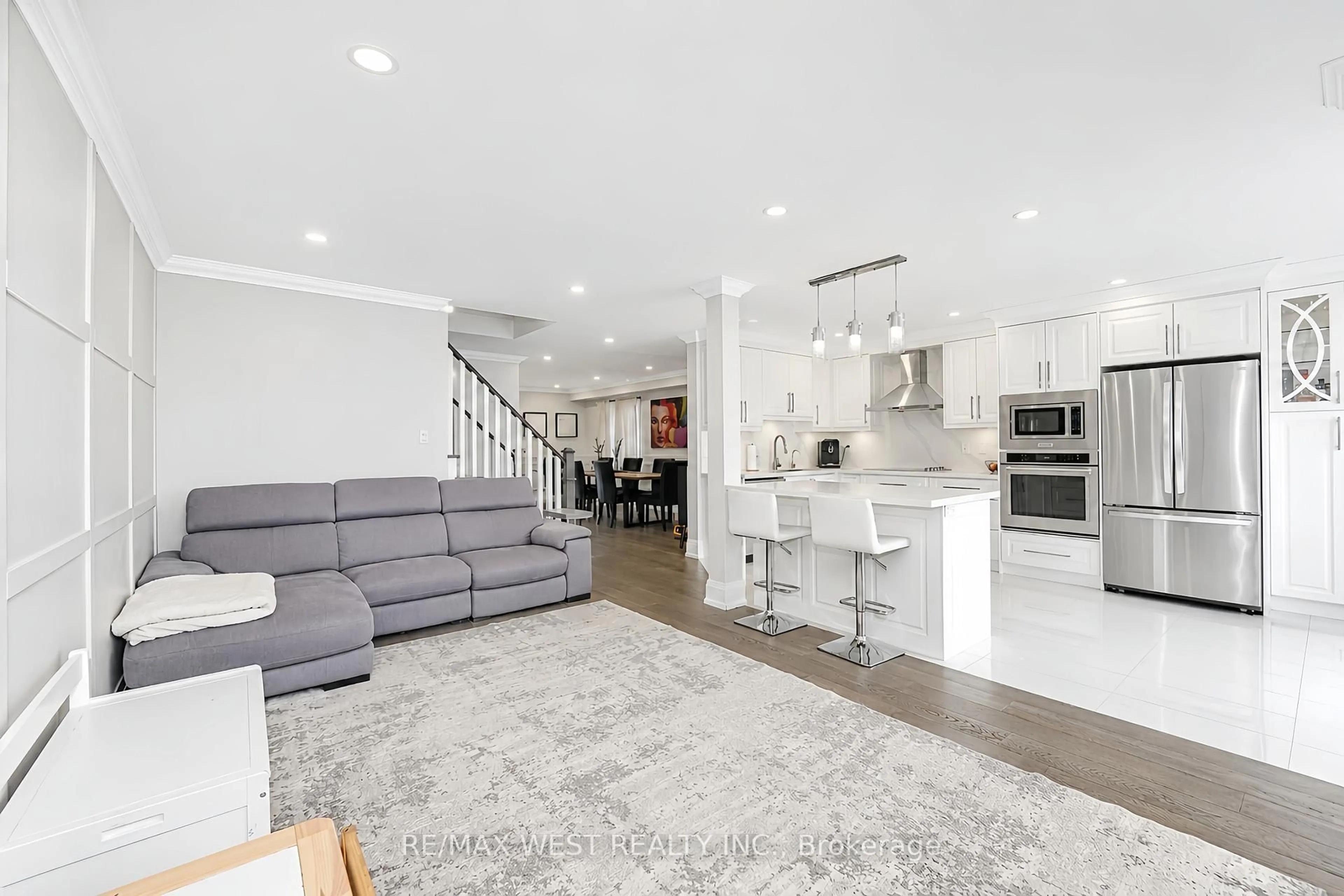 Open concept kitchen, unknown for 166 Richardson Cres, Bradford West Gwillimbury Ontario L3Z 0N5