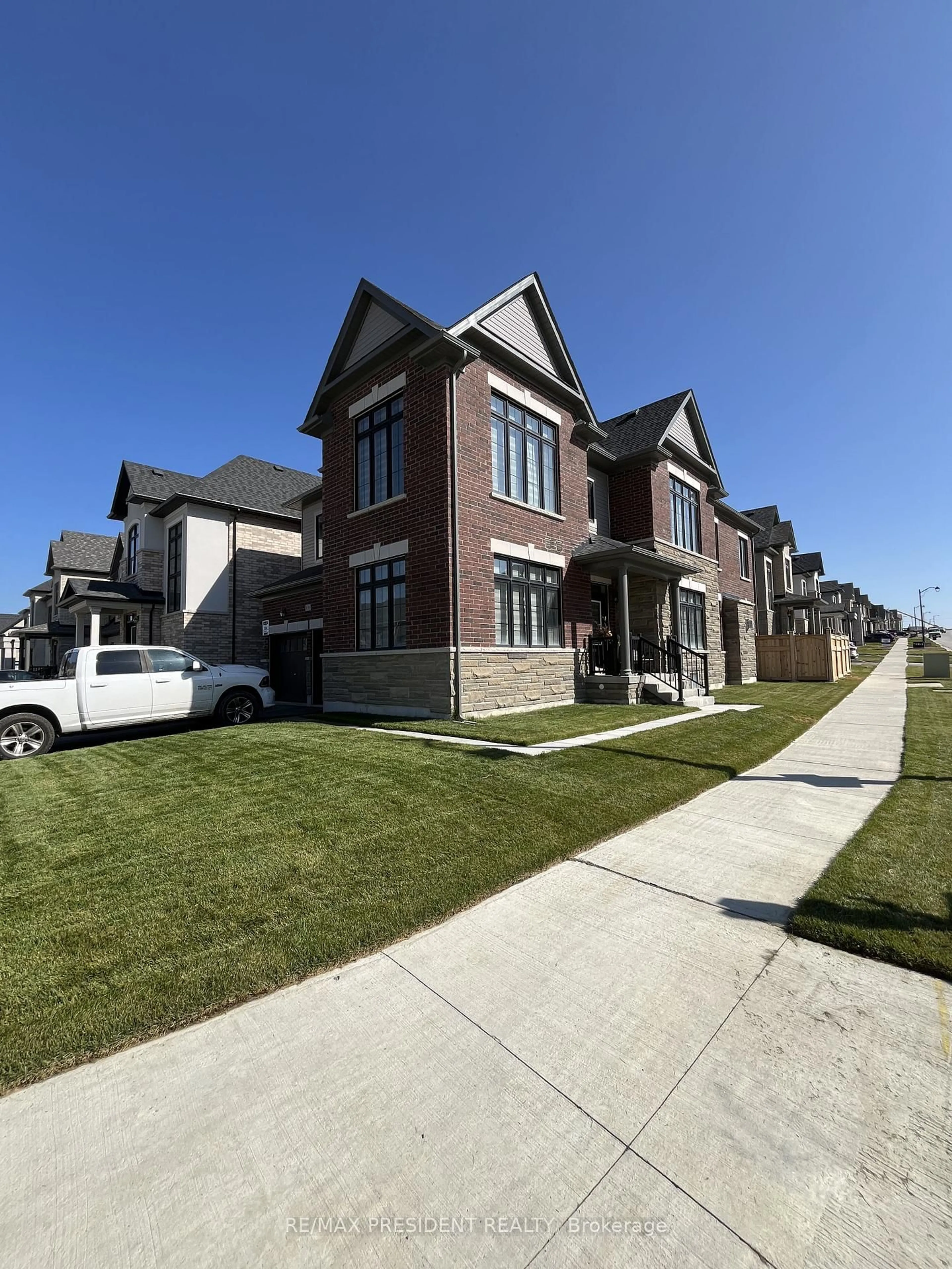Home with brick exterior material, street for 130 Wraggs Rd, Bradford West Gwillimbury Ontario L3Z 4N2