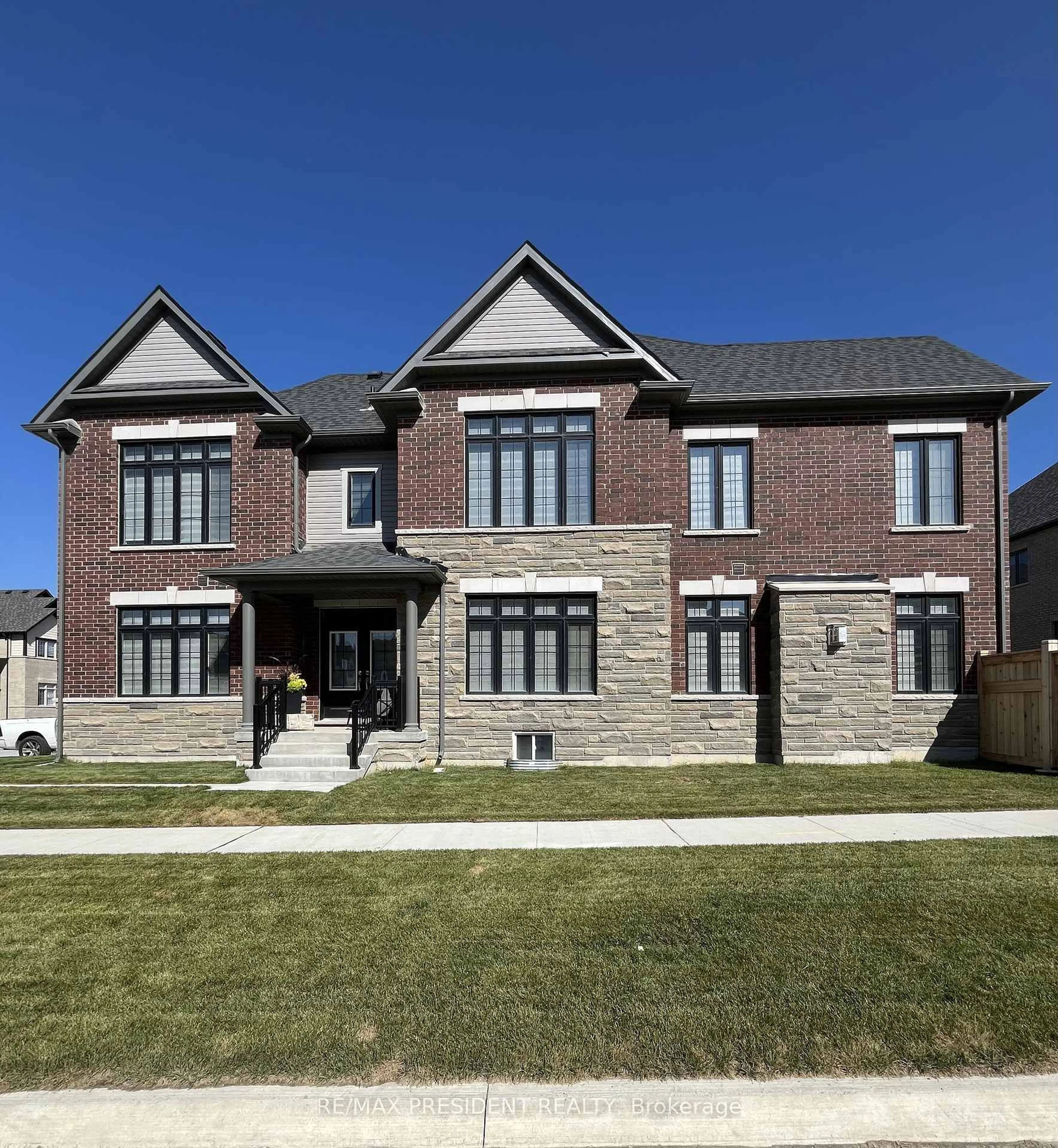 Home with brick exterior material, street for 130 Wraggs Rd, Bradford West Gwillimbury Ontario L3Z 4N2