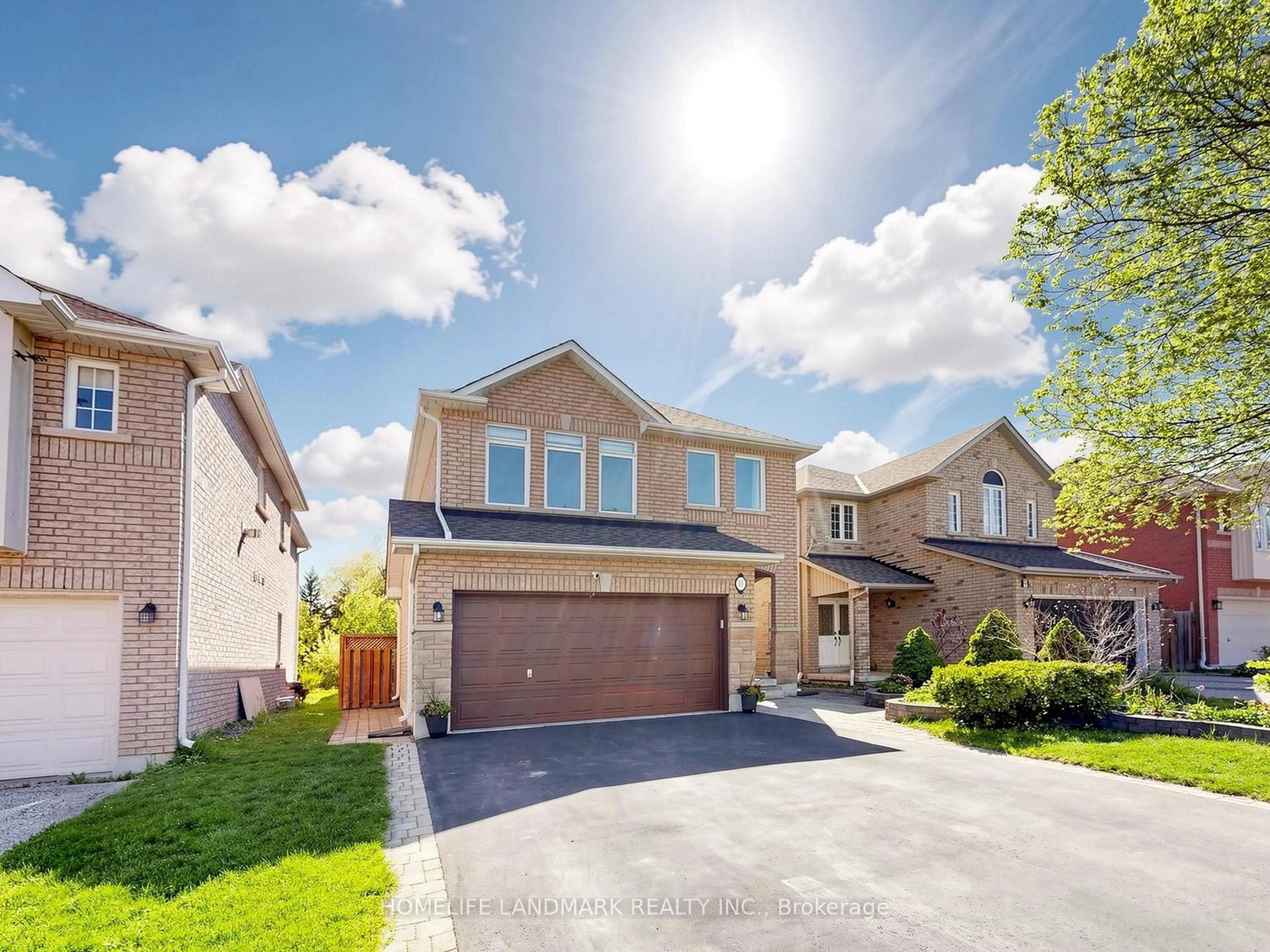 A pic from outside/outdoor area/front of a property/back of a property/a pic from drone, street for 11 Headwater Cres, Richmond Hill Ontario L4E 4G1