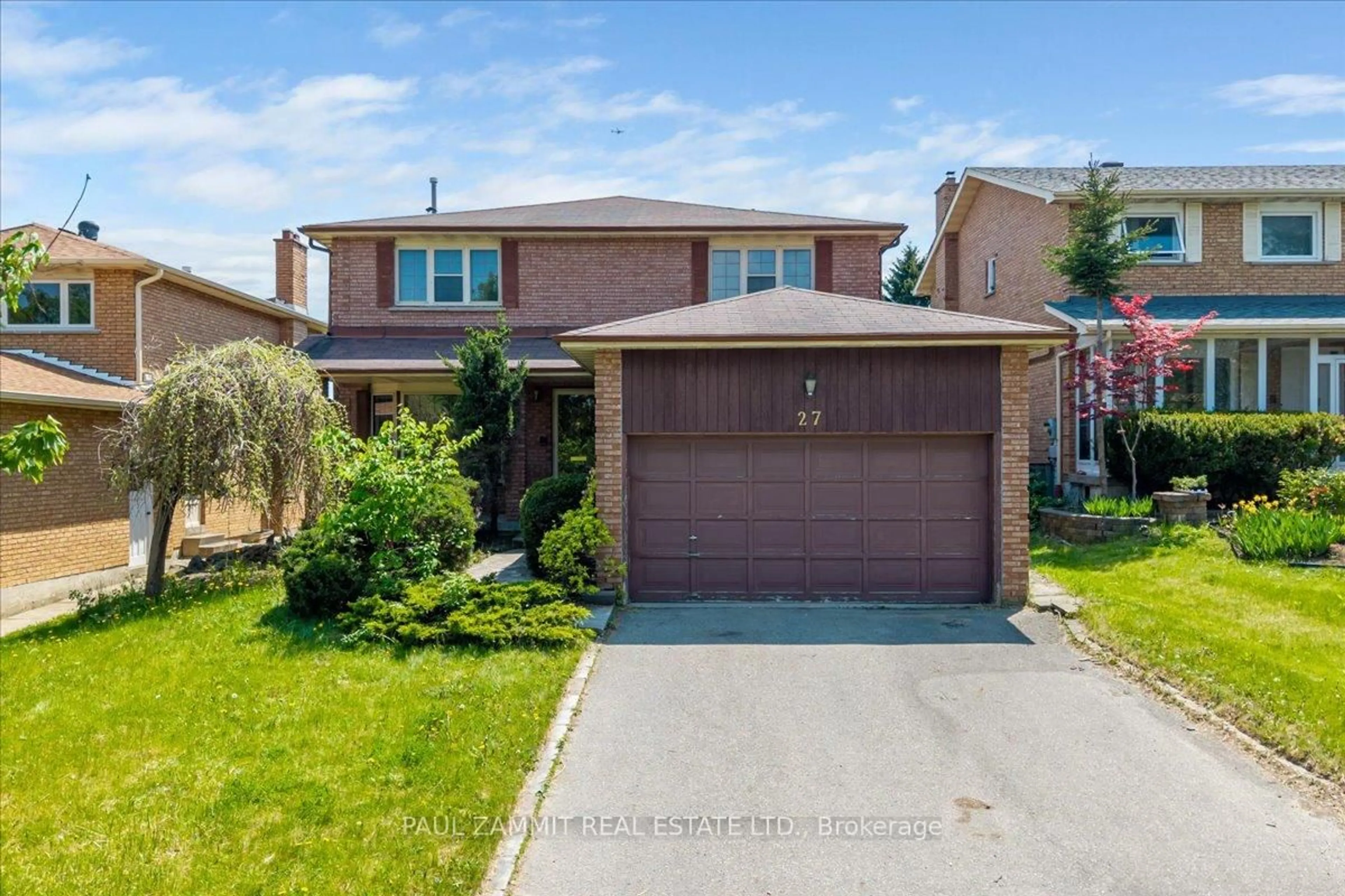 A pic from outside/outdoor area/front of a property/back of a property/a pic from drone, street for 27 Sycamore Dr, Markham Ontario L3T 5V3