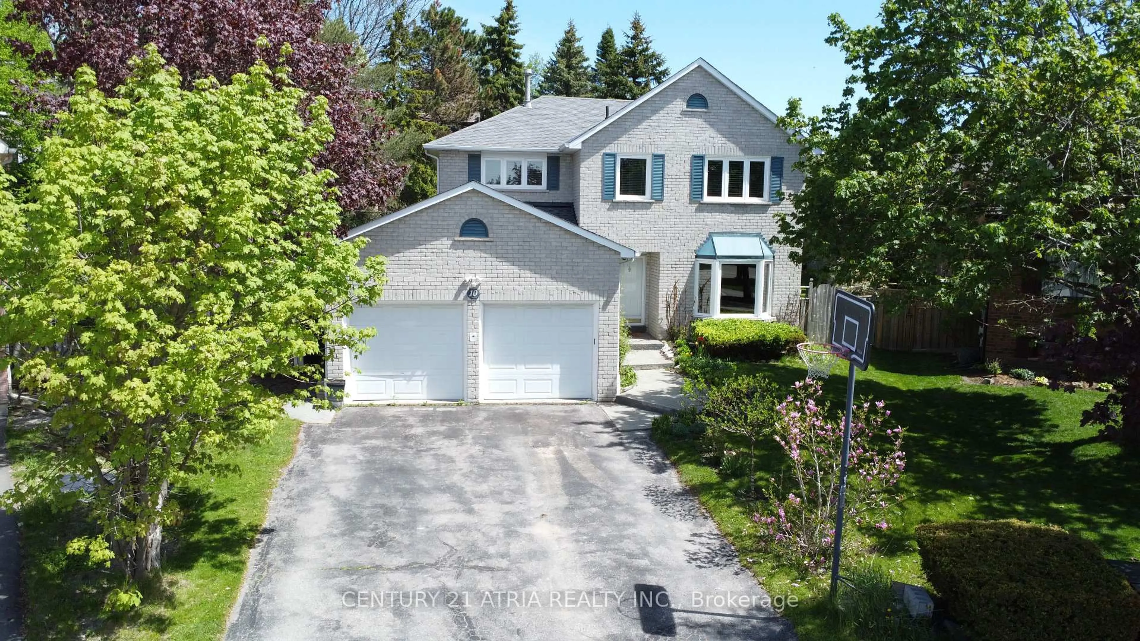 A pic from outside/outdoor area/front of a property/back of a property/a pic from drone, street for 10 Laurwood Crt, Aurora Ontario L4G 5C2
