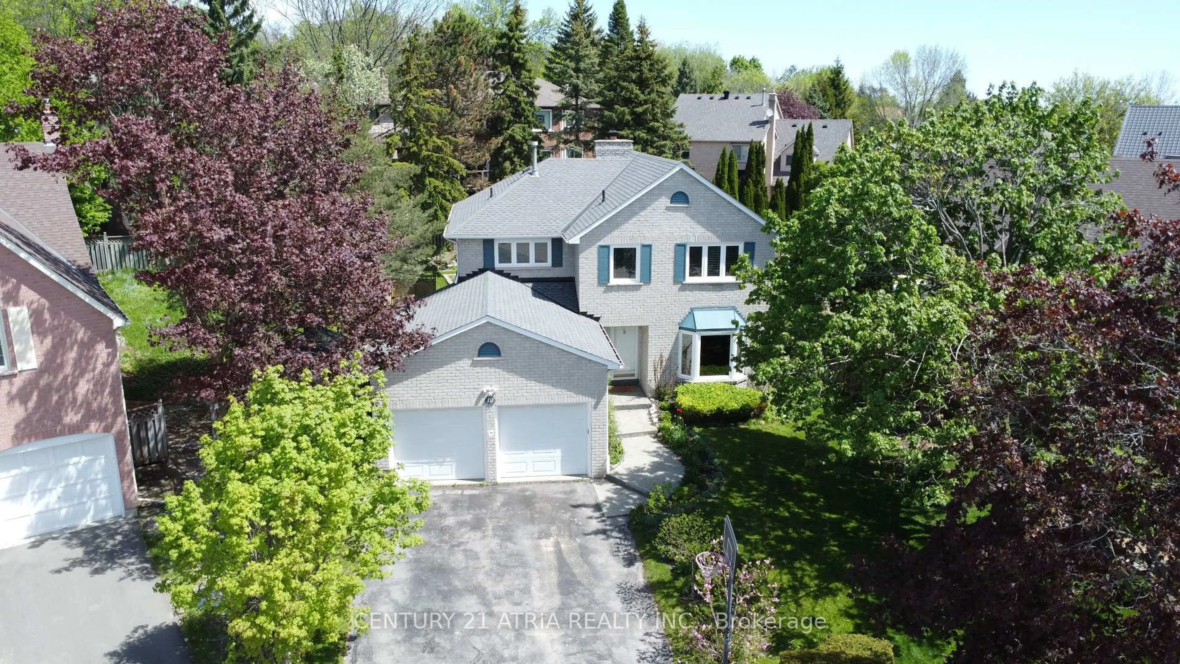 A pic from outside/outdoor area/front of a property/back of a property/a pic from drone, street for 10 Laurwood Crt, Aurora Ontario L4G 5C2