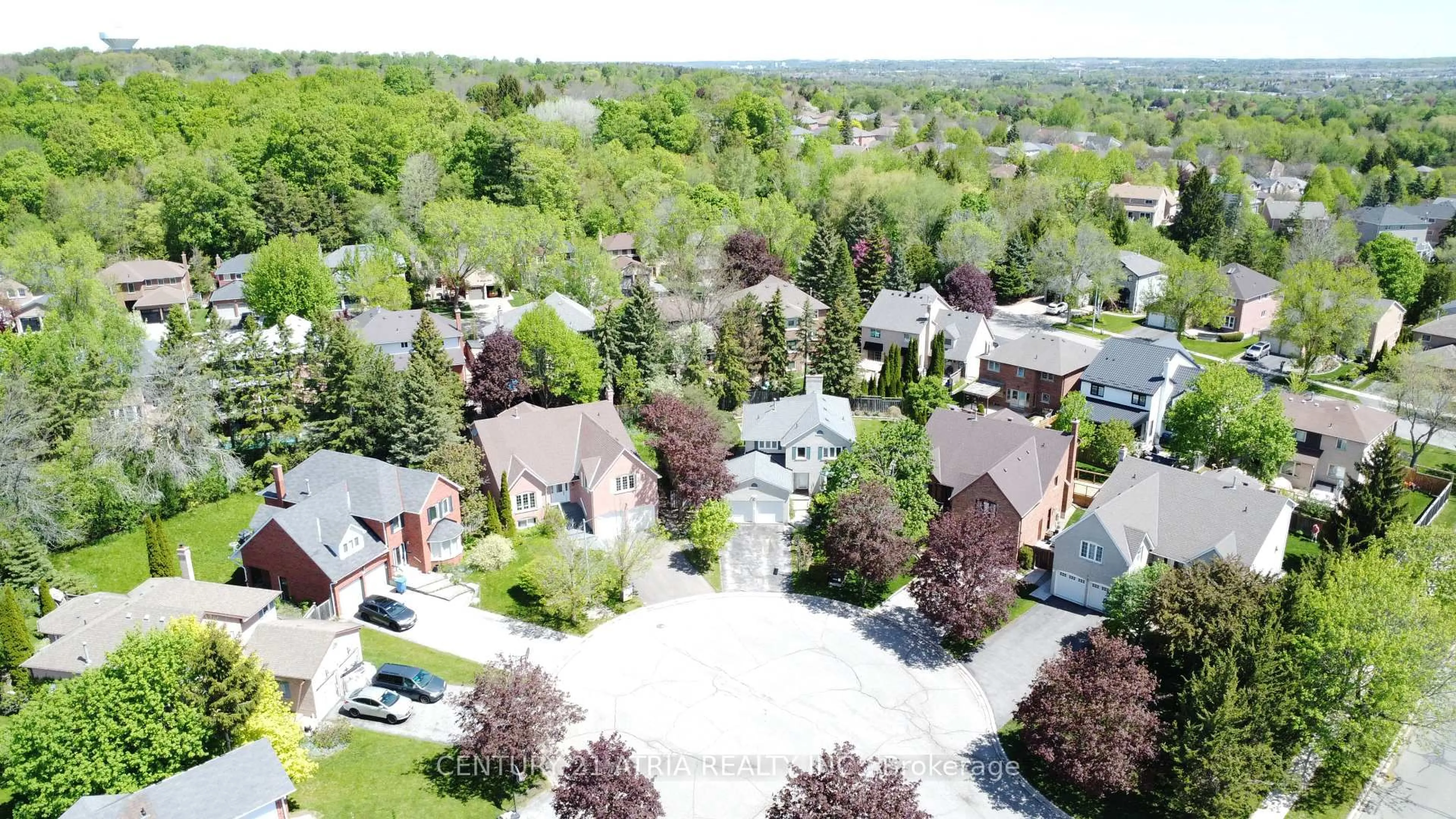 A pic from outside/outdoor area/front of a property/back of a property/a pic from drone, street for 10 Laurwood Crt, Aurora Ontario L4G 5C2