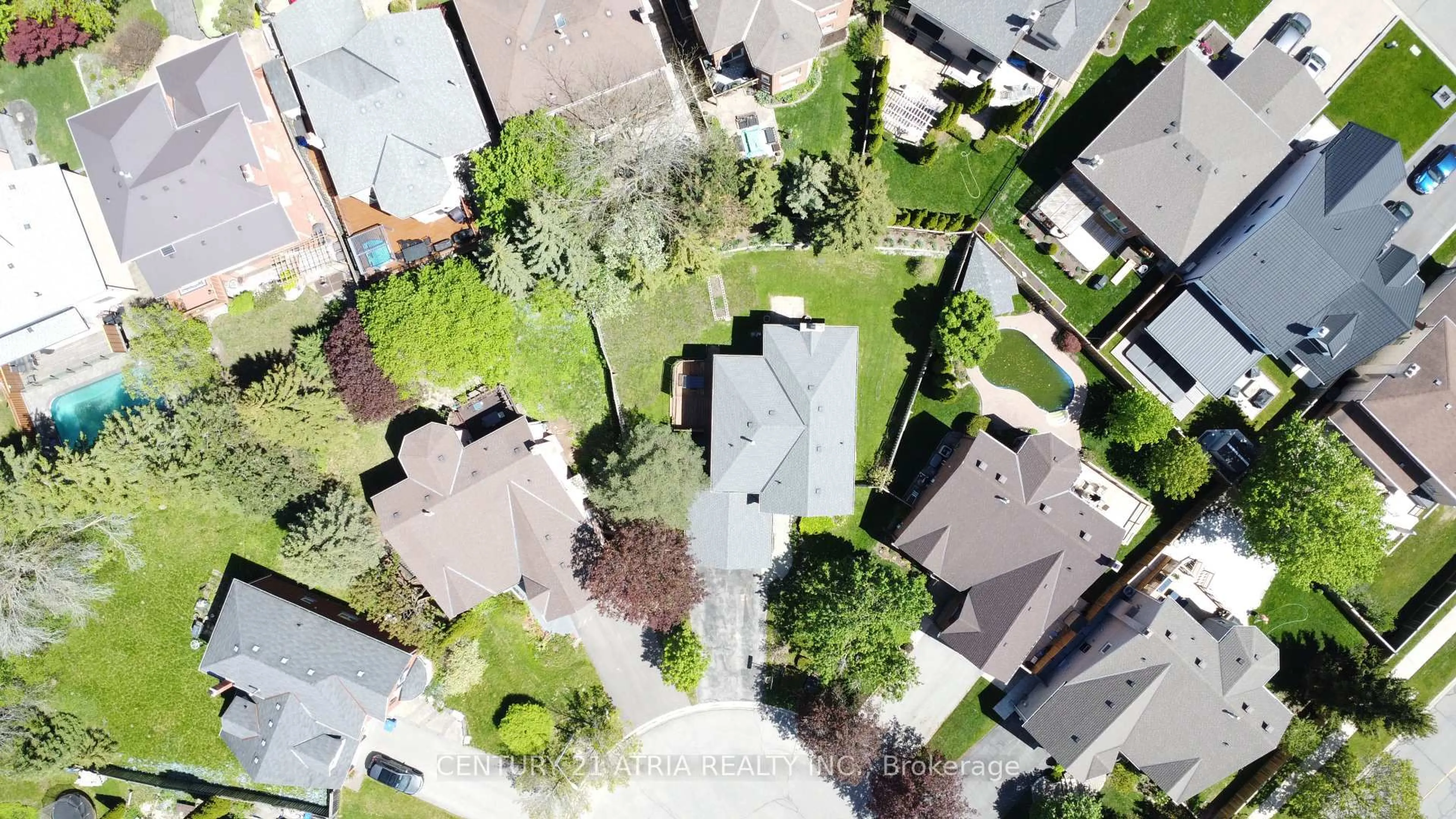 A pic from outside/outdoor area/front of a property/back of a property/a pic from drone, street for 10 Laurwood Crt, Aurora Ontario L4G 5C2