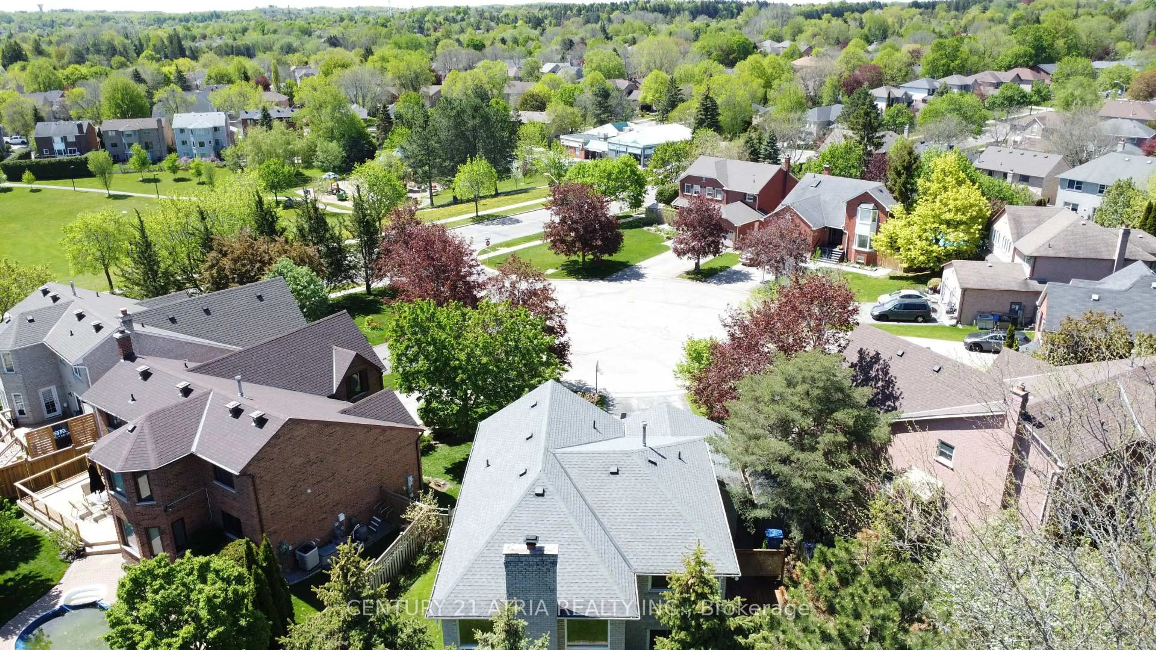 A pic from outside/outdoor area/front of a property/back of a property/a pic from drone, street for 10 Laurwood Crt, Aurora Ontario L4G 5C2