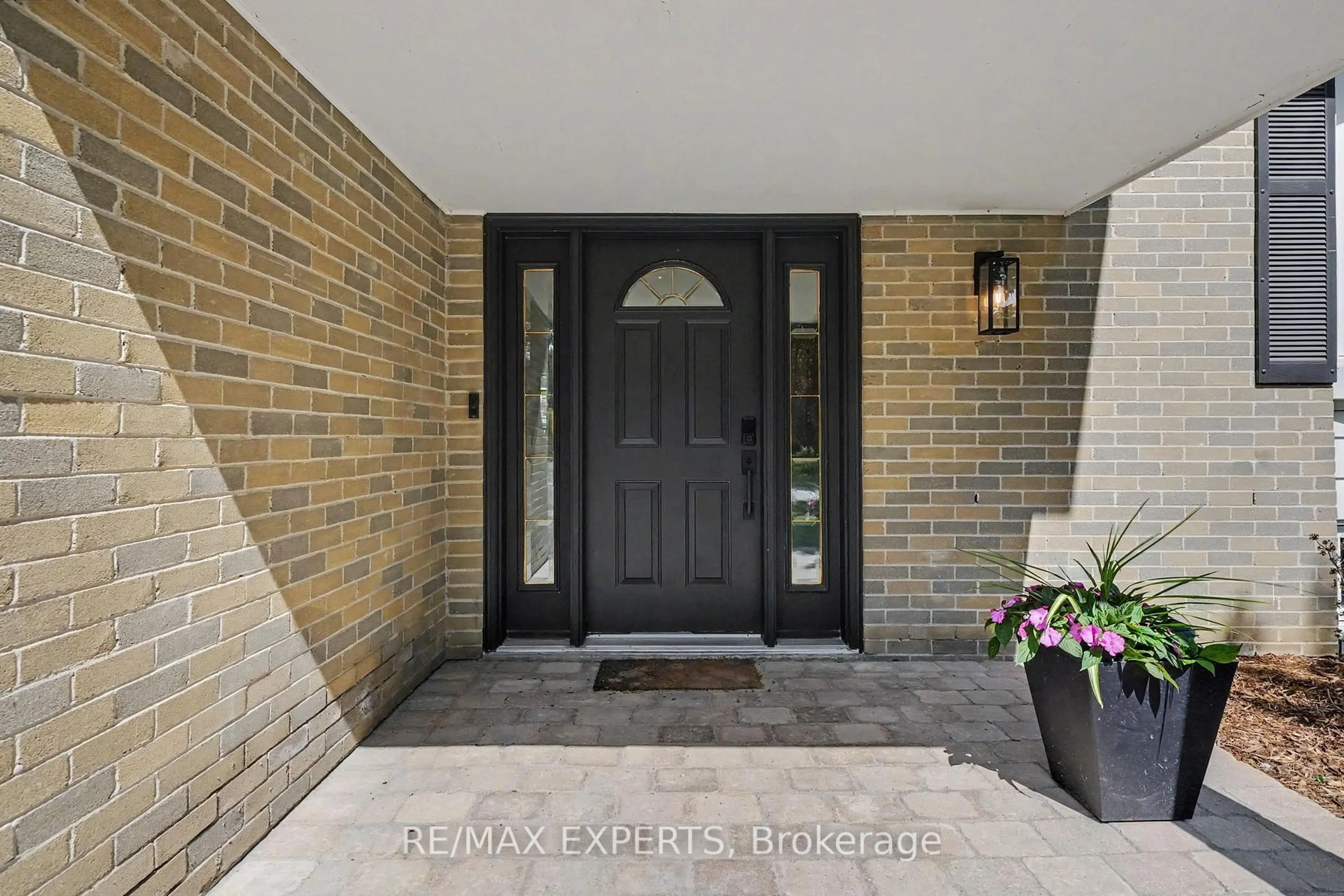 Indoor entryway for 21 Bigwin Dr, Aurora Ontario L4G 3C4