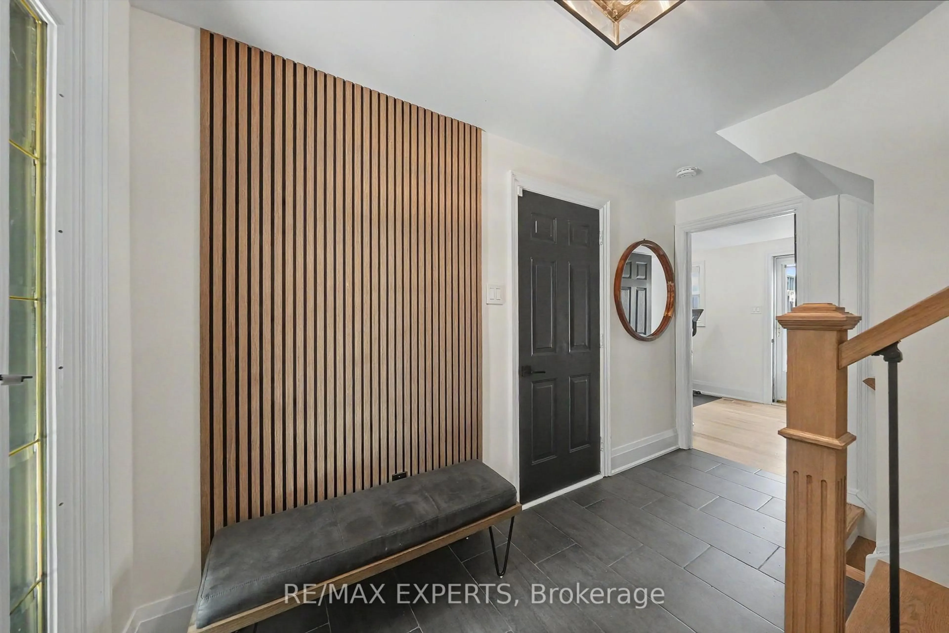 Indoor entryway for 21 Bigwin Dr, Aurora Ontario L4G 3C4