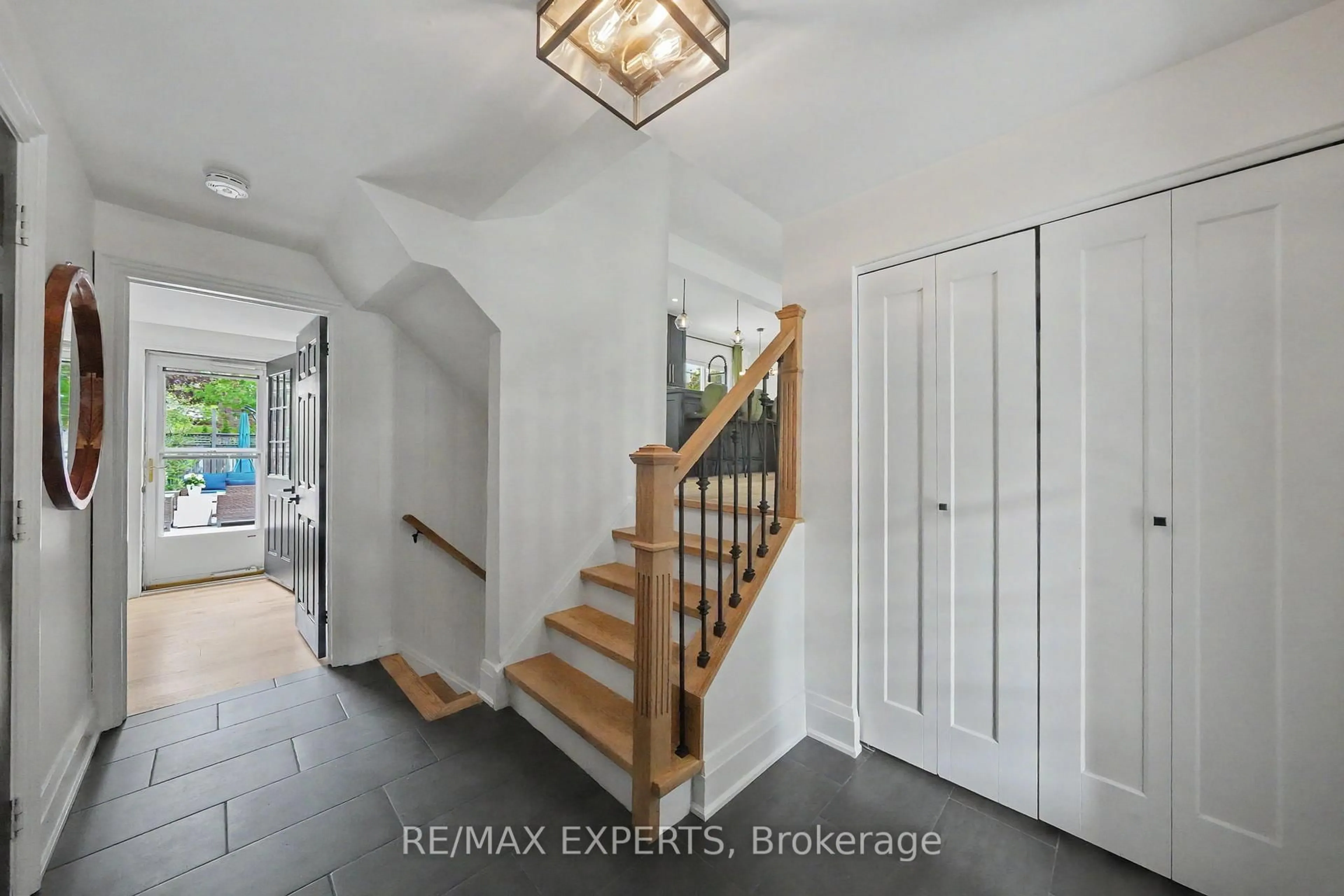 Indoor entryway for 21 Bigwin Dr, Aurora Ontario L4G 3C4