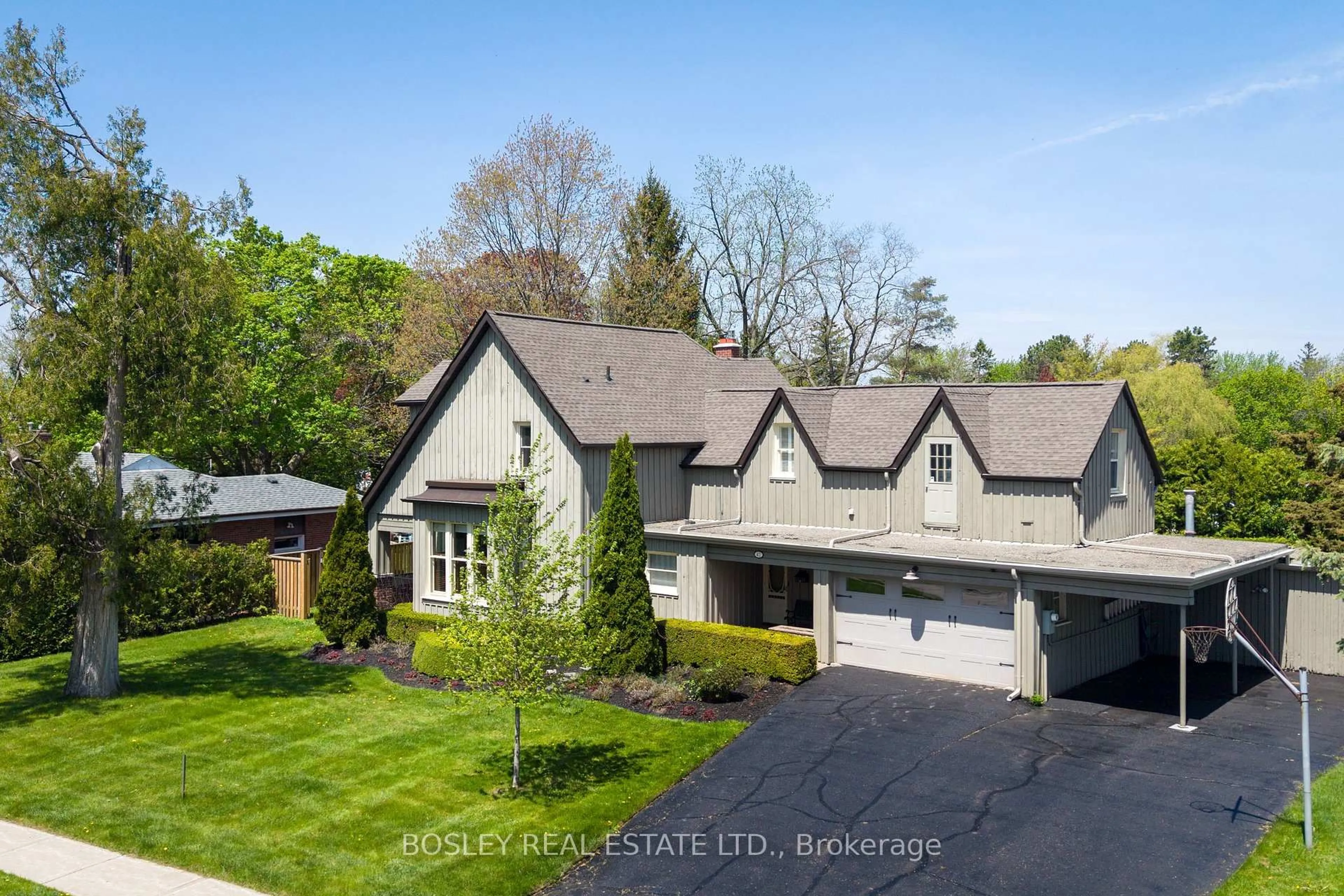 A pic from outside/outdoor area/front of a property/back of a property/a pic from drone, street for 42 Royal Rd, Aurora Ontario L4G 1A9