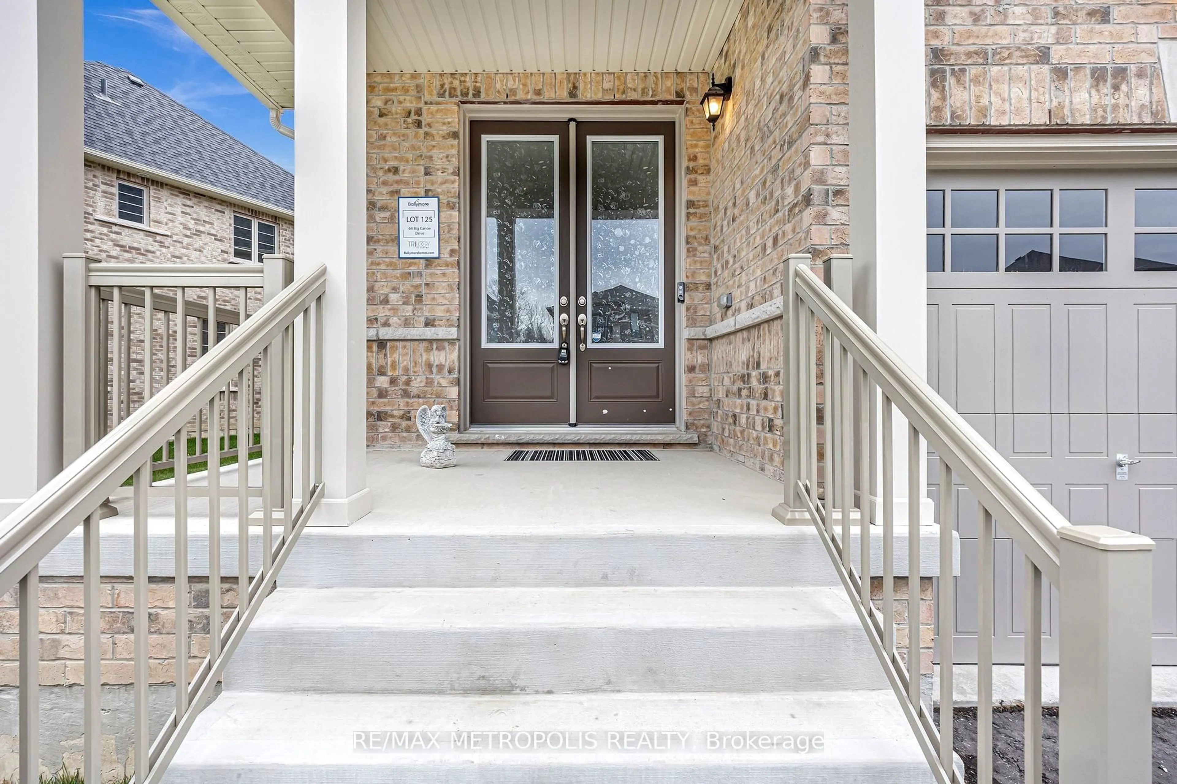 Indoor entryway for 64 Big Canoe Dr, Georgina Ontario L0E 1R0