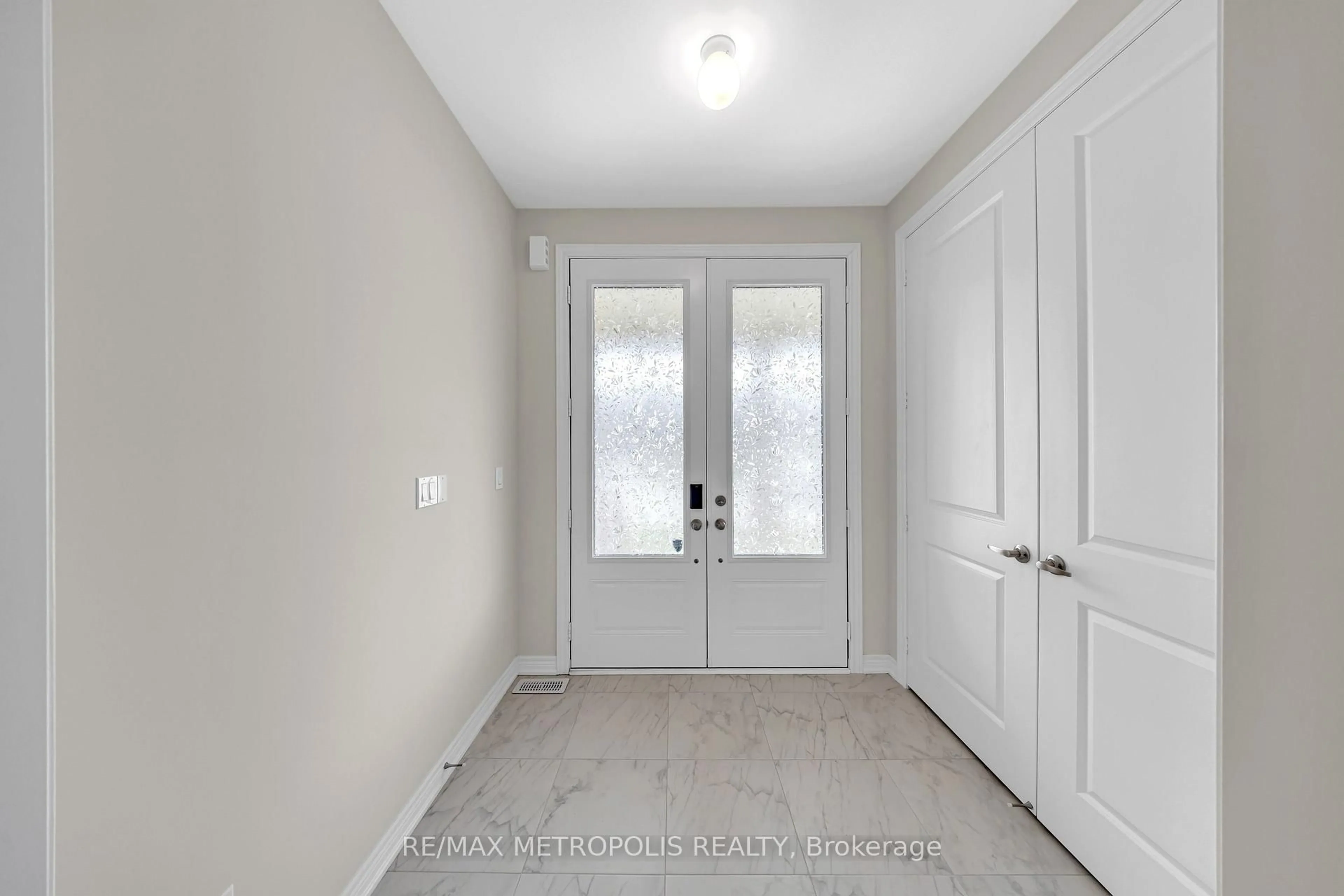 Indoor entryway for 64 Big Canoe Dr, Georgina Ontario L0E 1R0